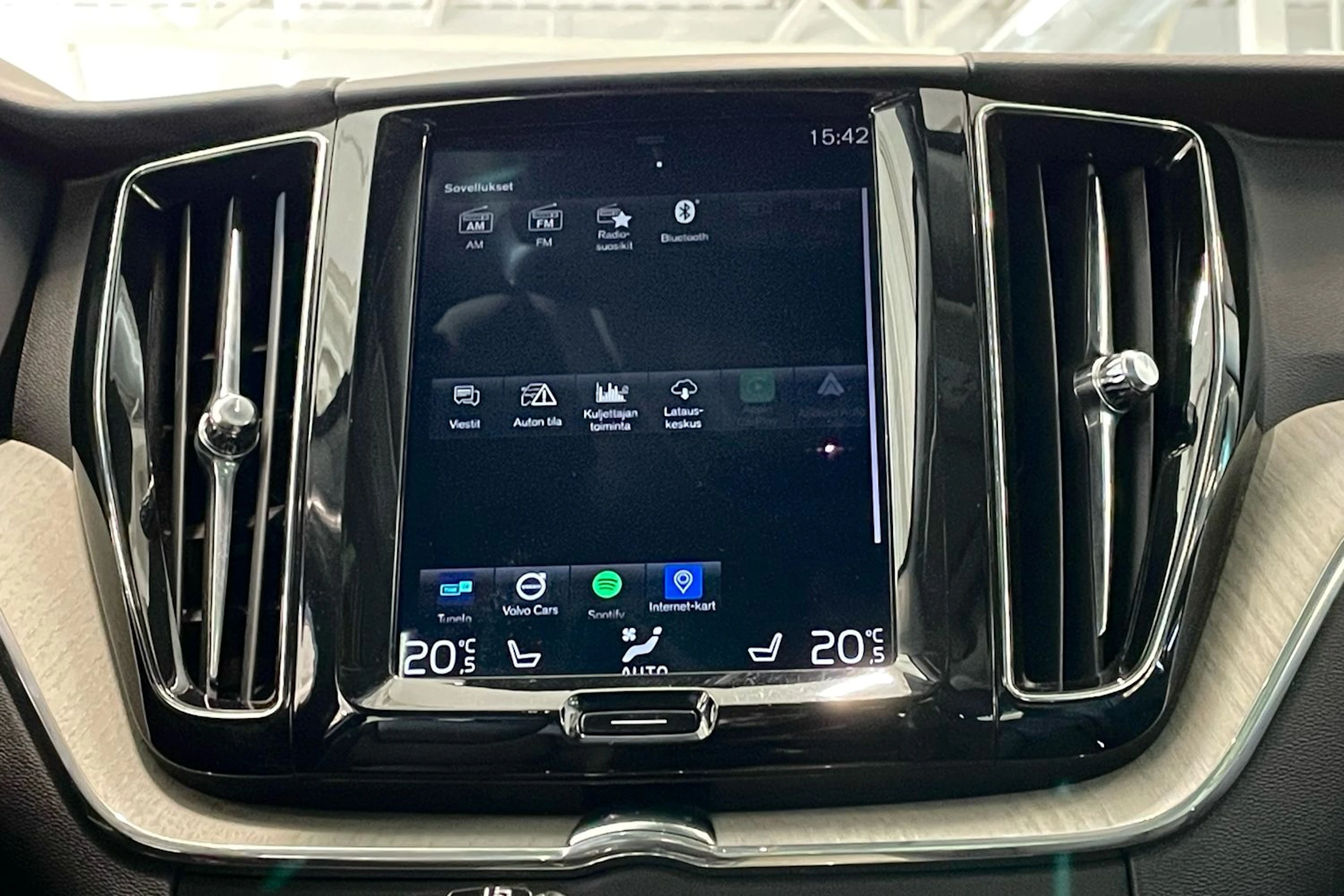 harmaa Volvo XC60 2018 kuva 24.