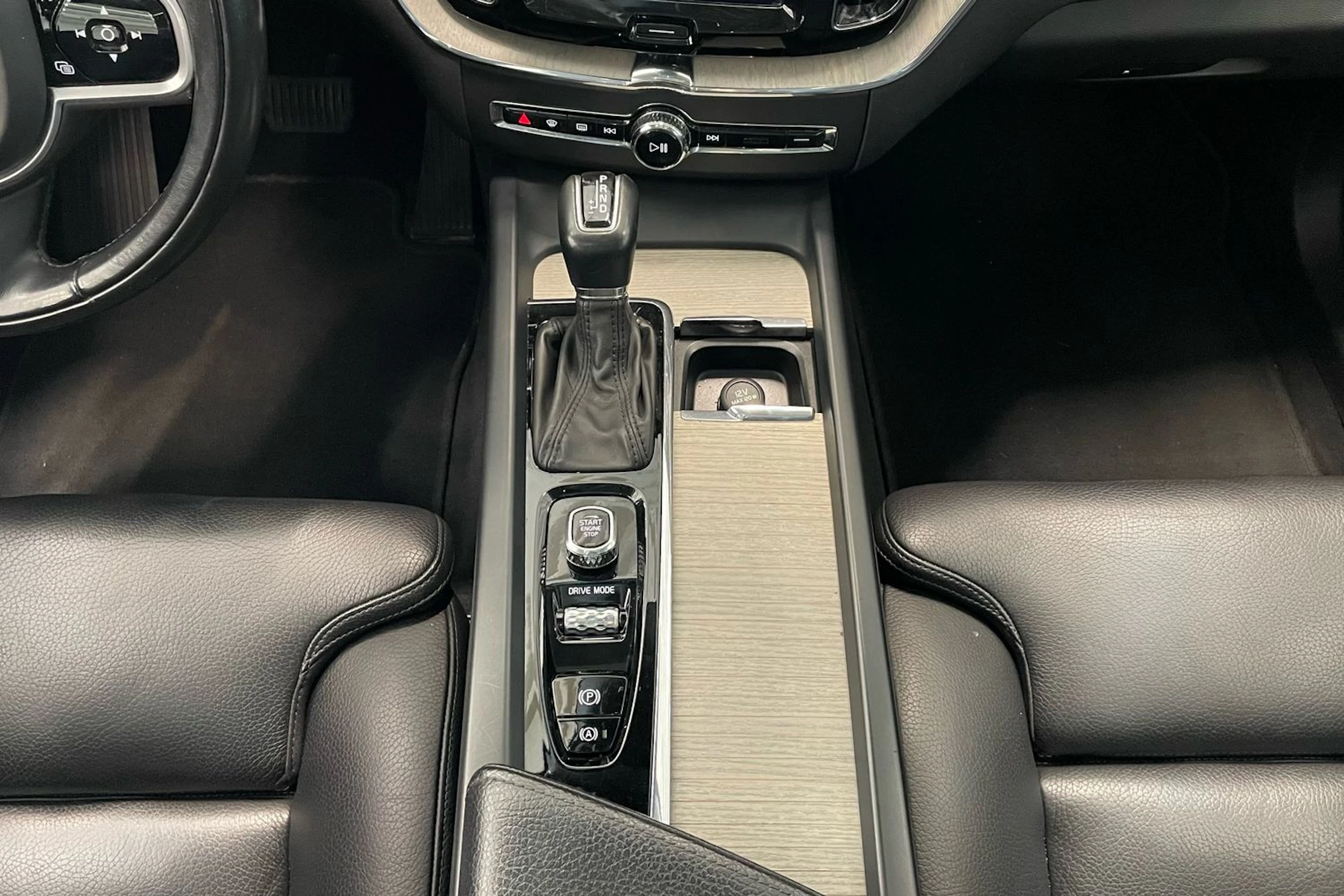 harmaa Volvo XC60 2018 kuva 26.