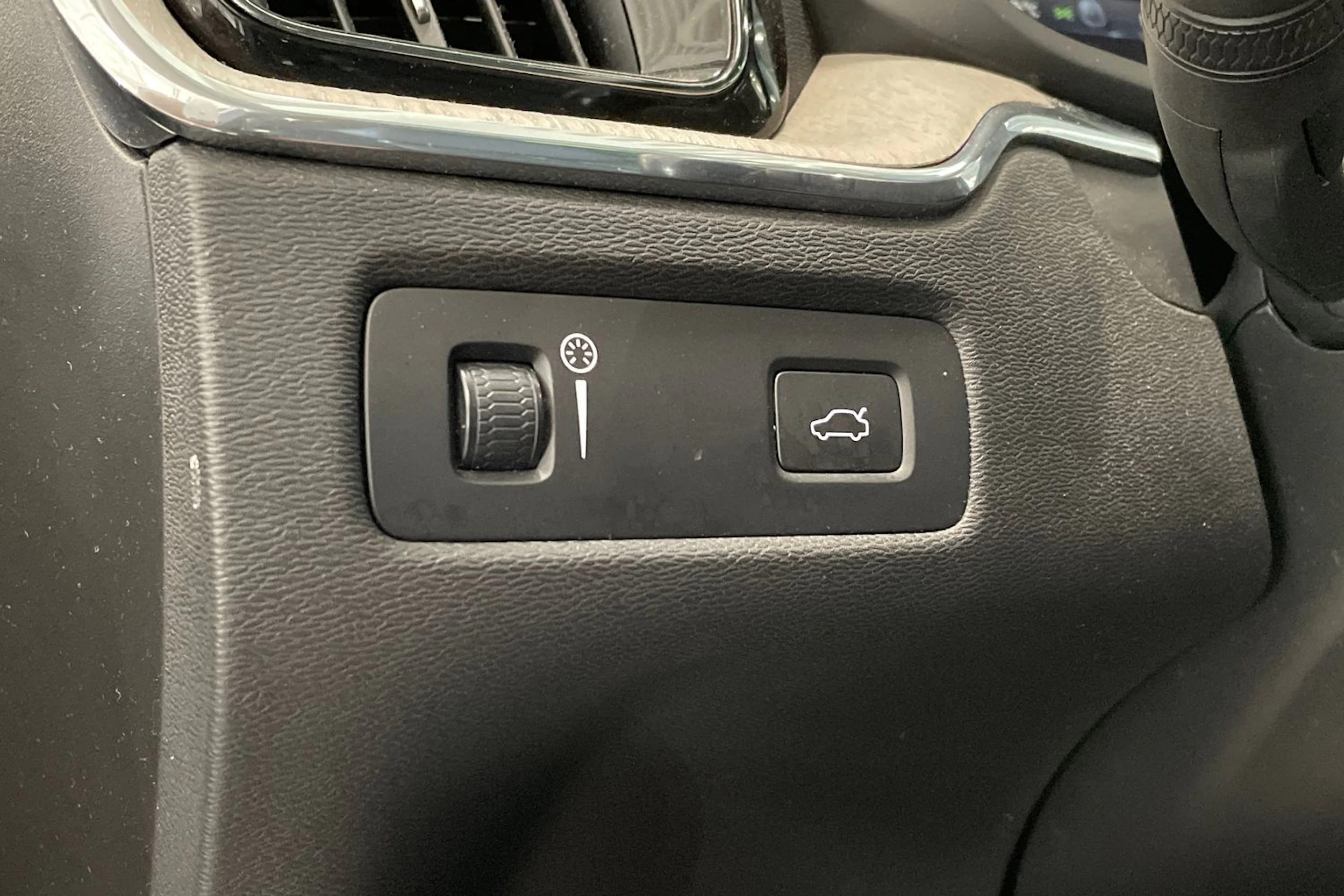 harmaa Volvo XC60 2018 kuva 27.