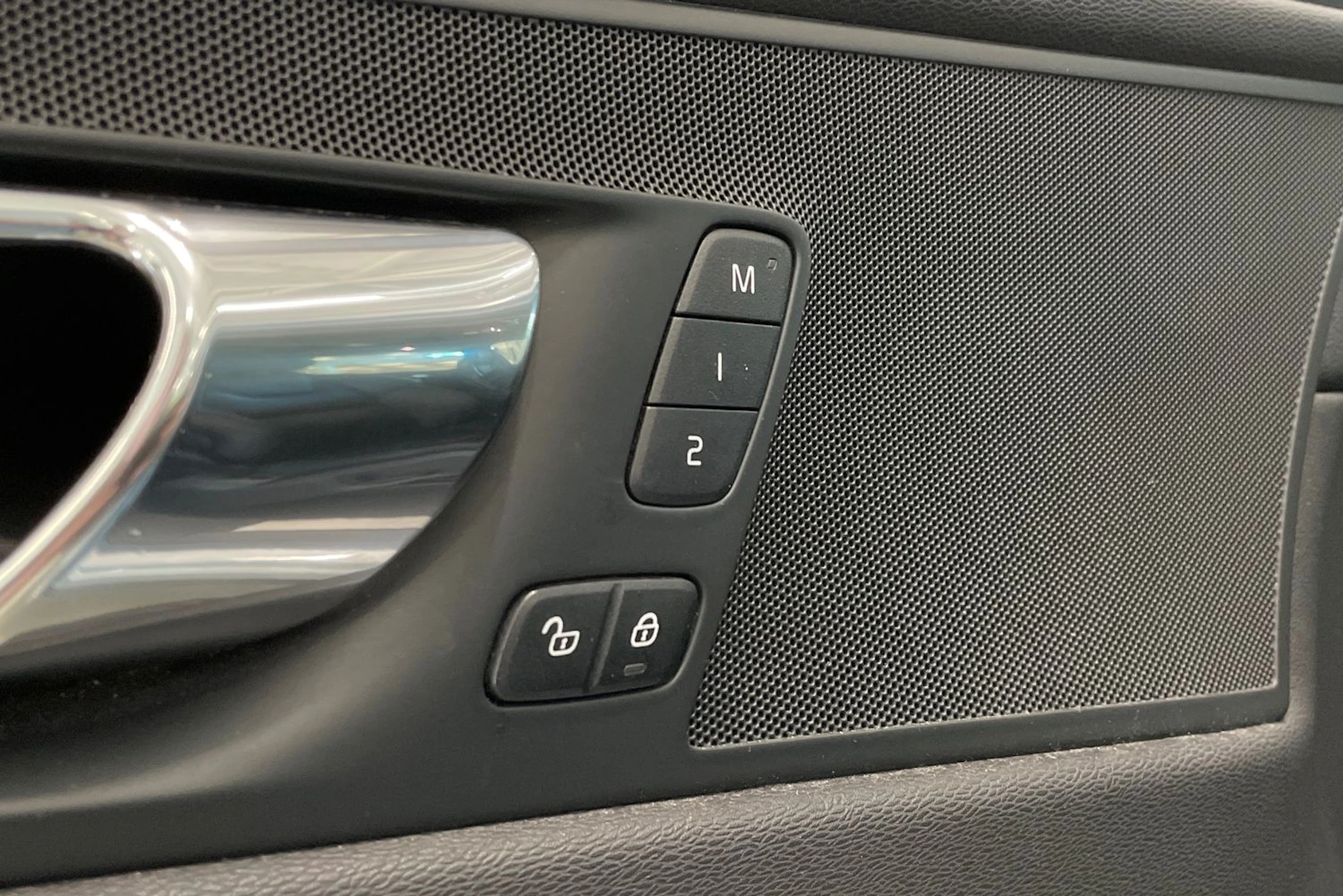 harmaa Volvo XC60 2018 kuva 28.