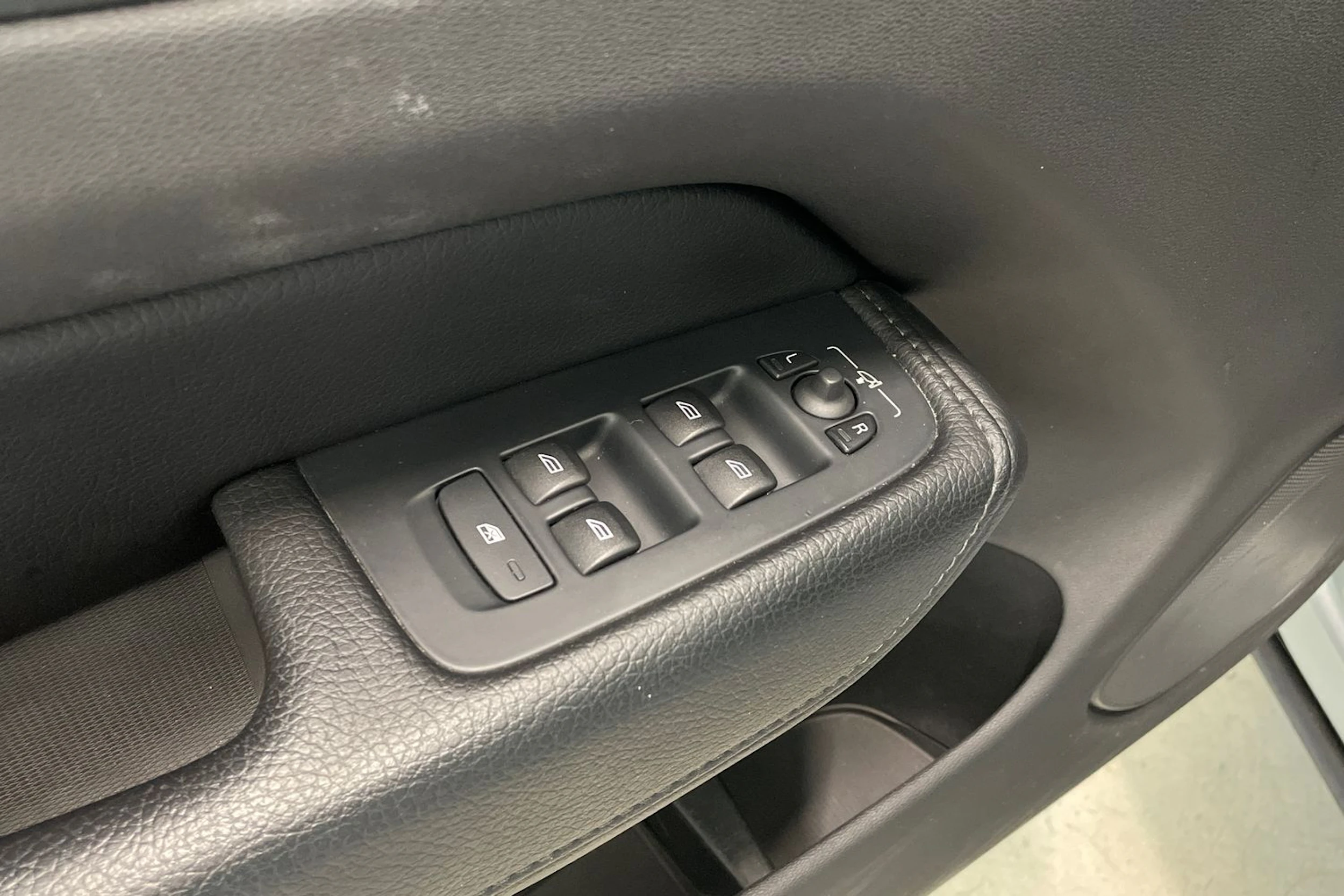 harmaa Volvo XC60 2018 kuva 29.