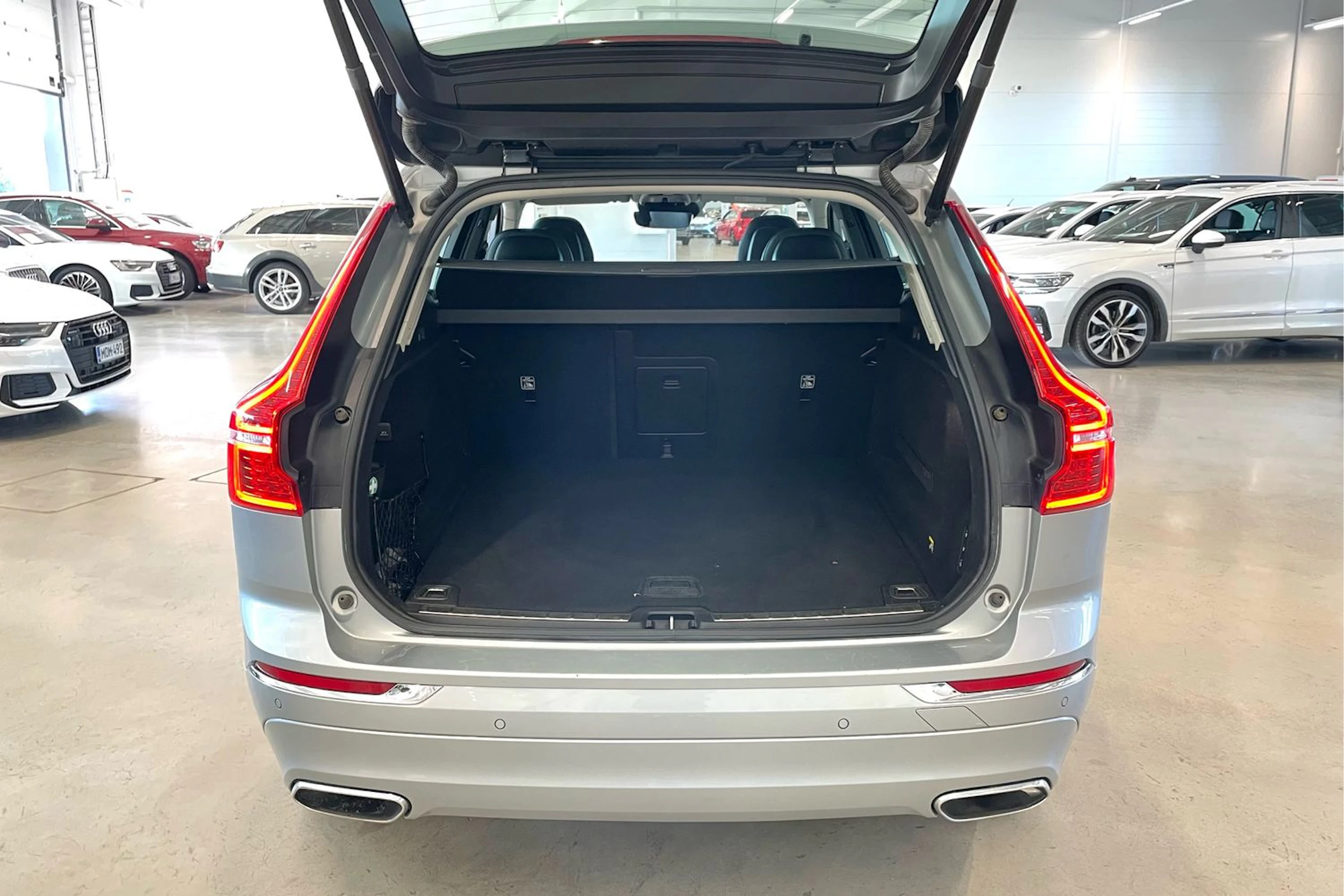 harmaa Volvo XC60 2018 kuva 30.