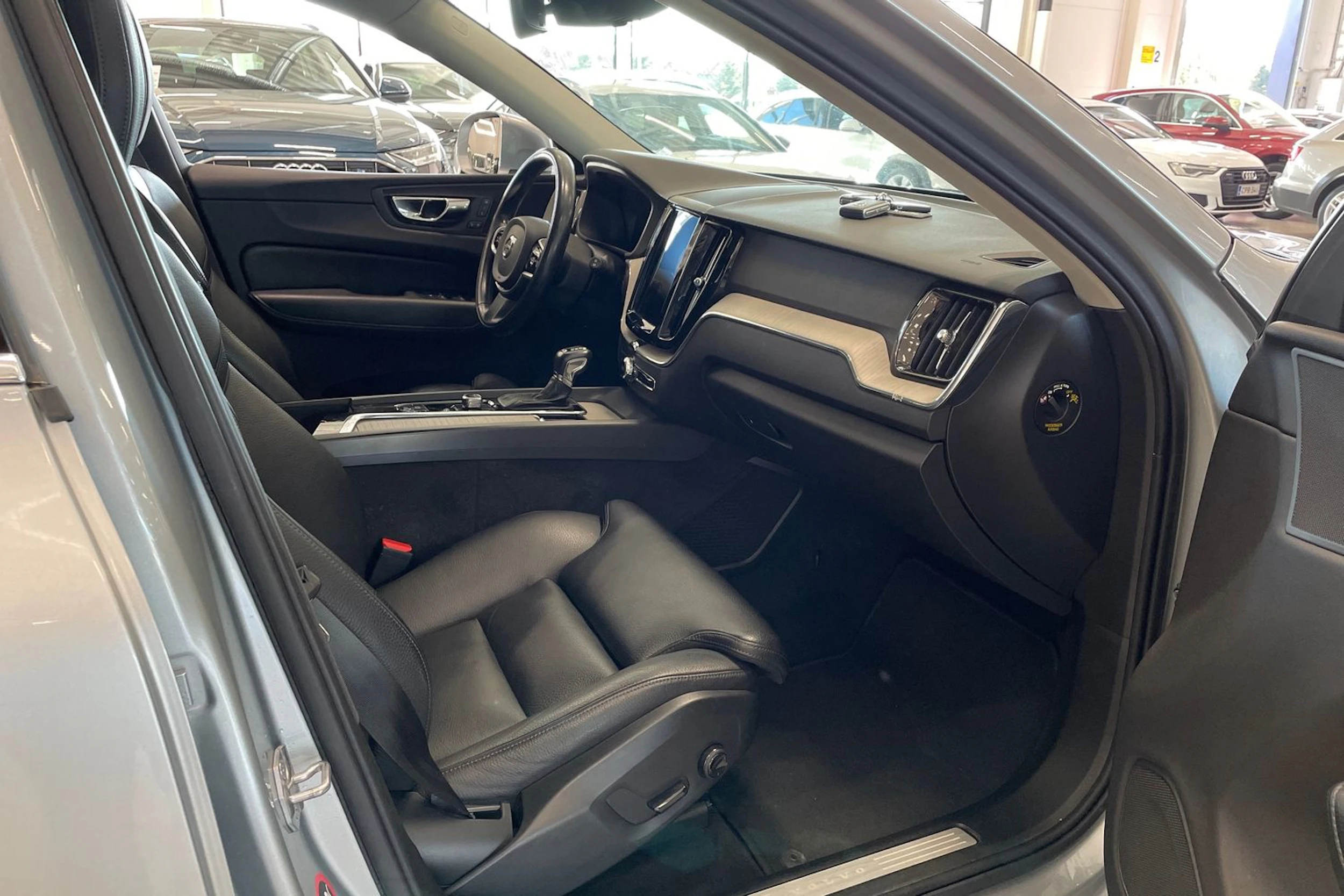 harmaa Volvo XC60 2018 kuva 35.