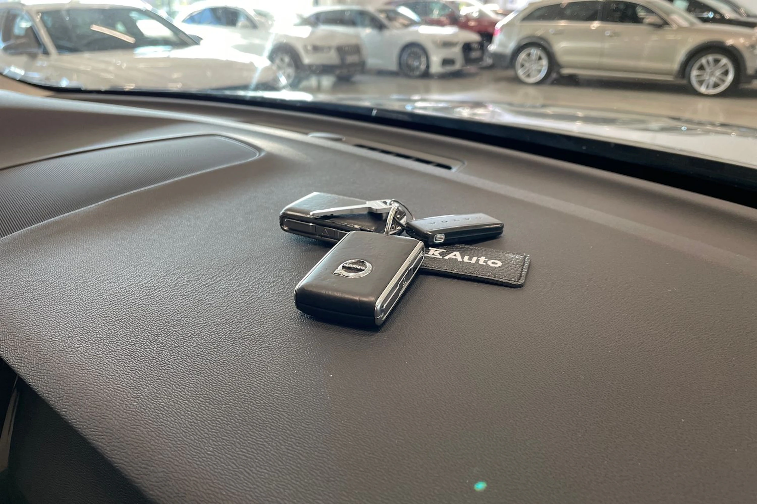 harmaa Volvo XC60 2018 kuva 36.