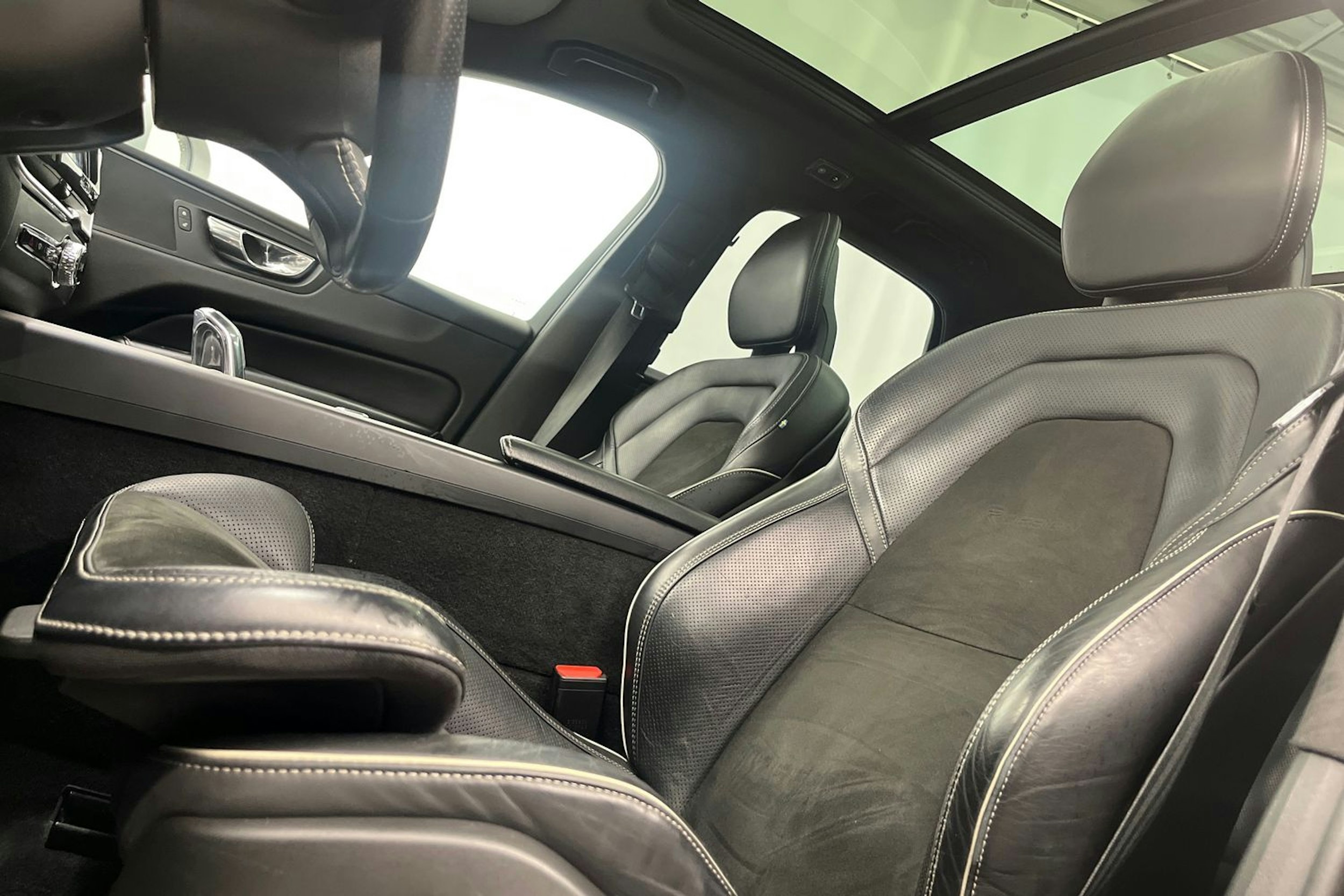 Musta Volvo XC60 2018 kuva 14.