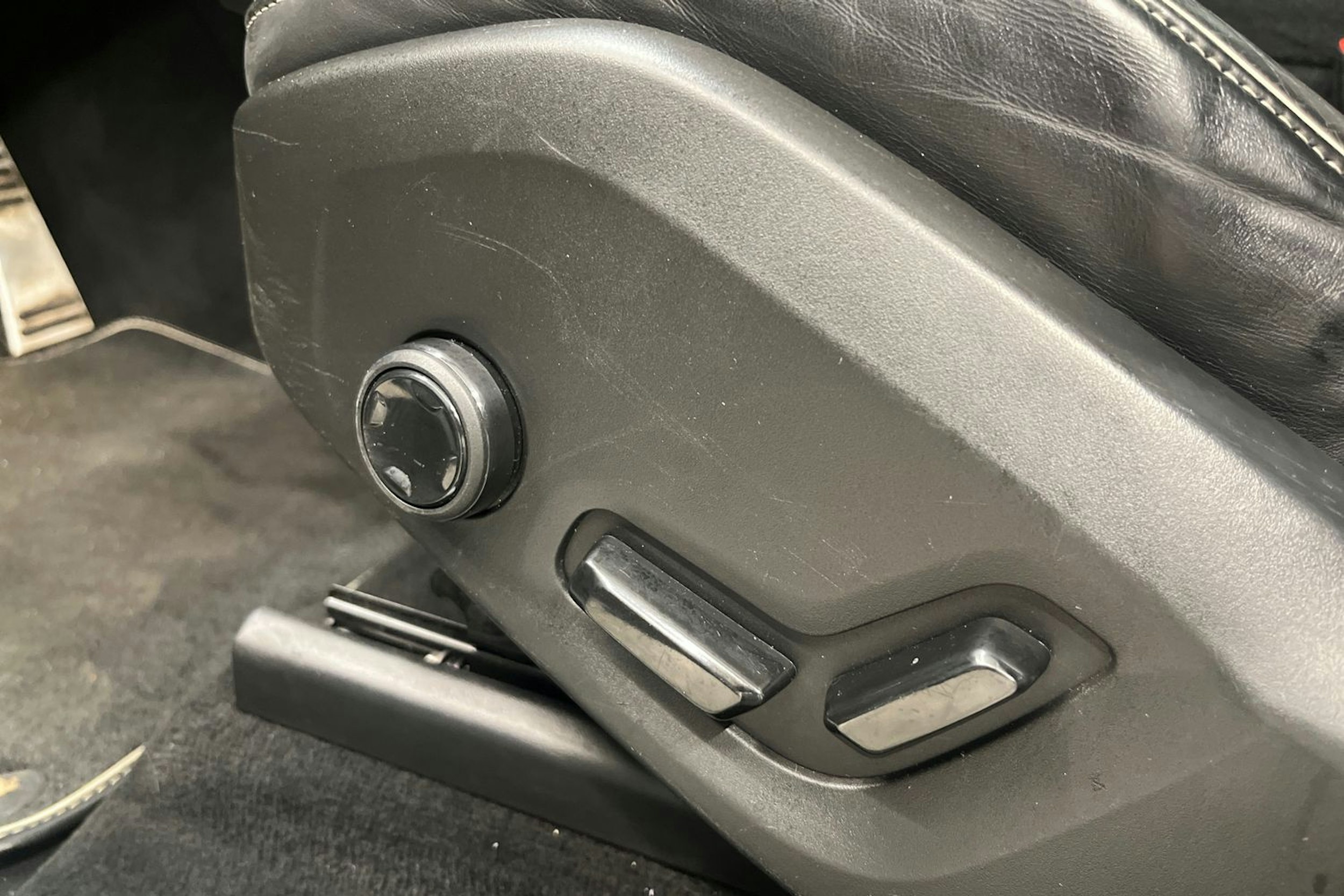 Musta Volvo XC60 2018 kuva 15.