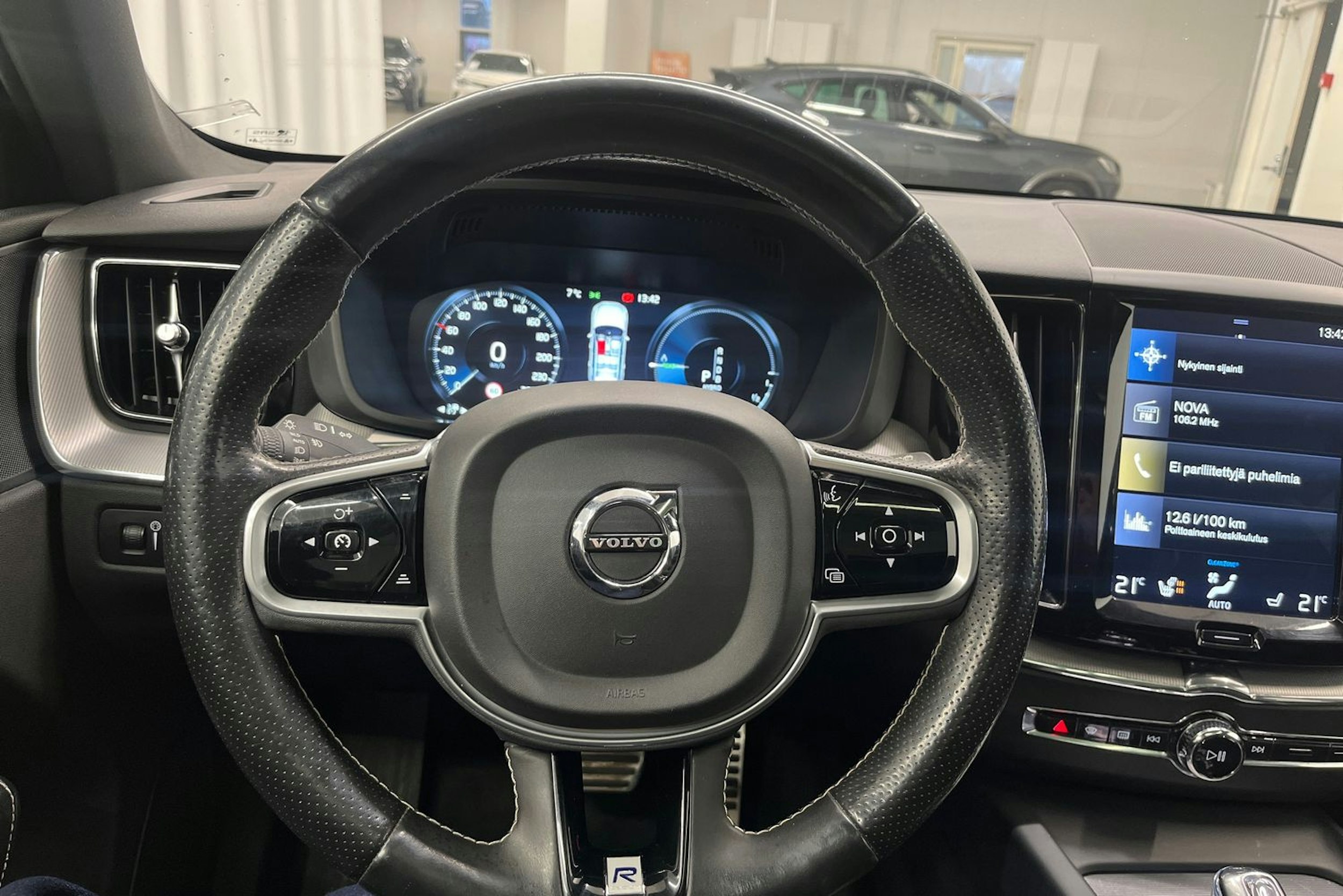 Musta Volvo XC60 2018 kuva 18.