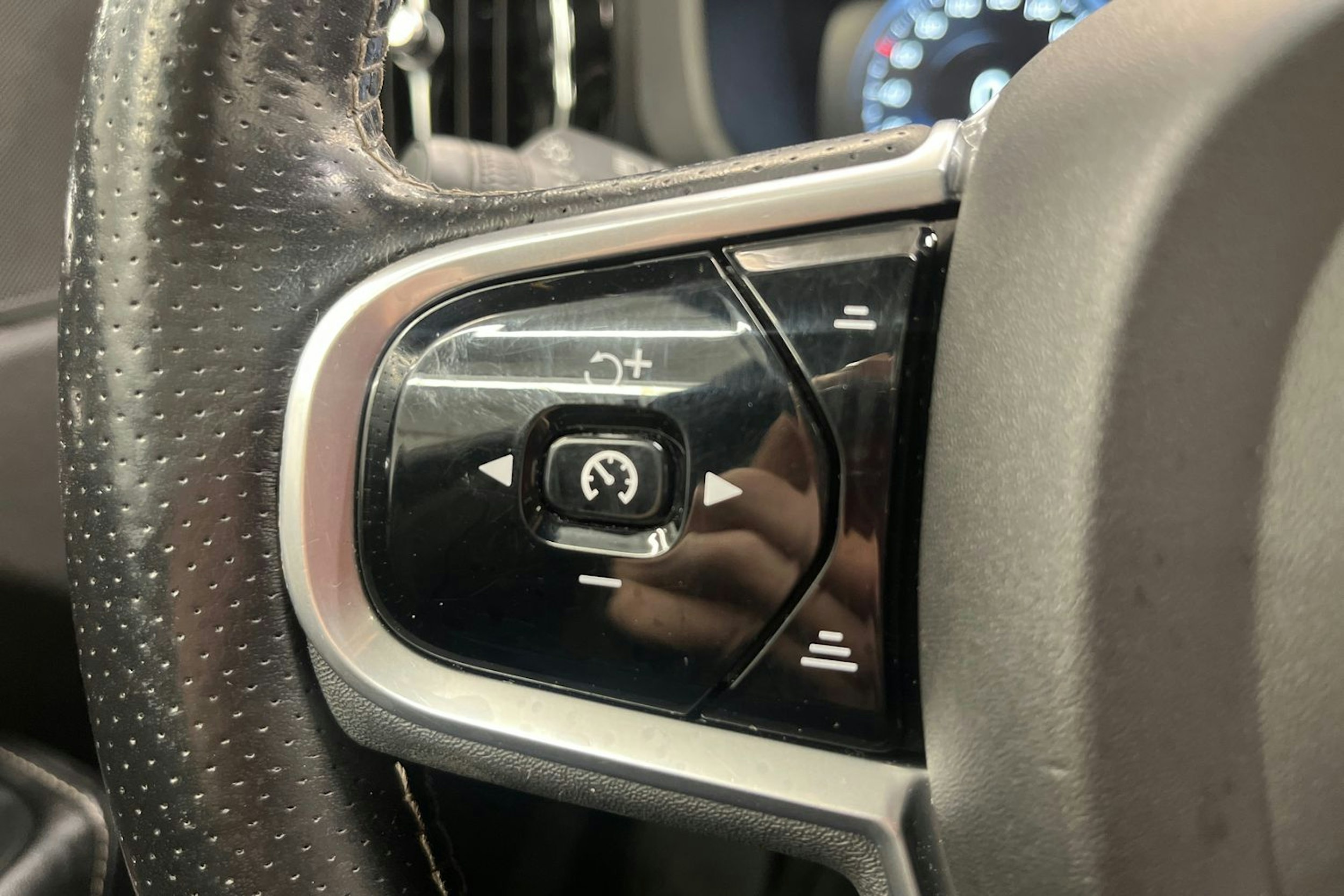 Musta Volvo XC60 2018 kuva 21.