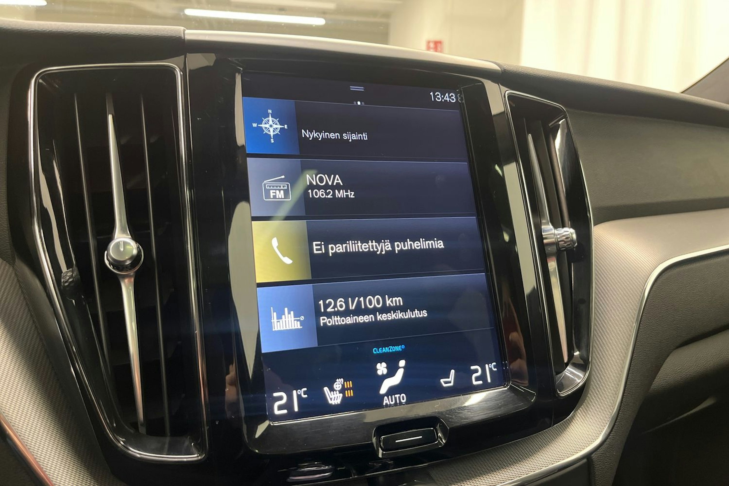 Musta Volvo XC60 2018 kuva 23.