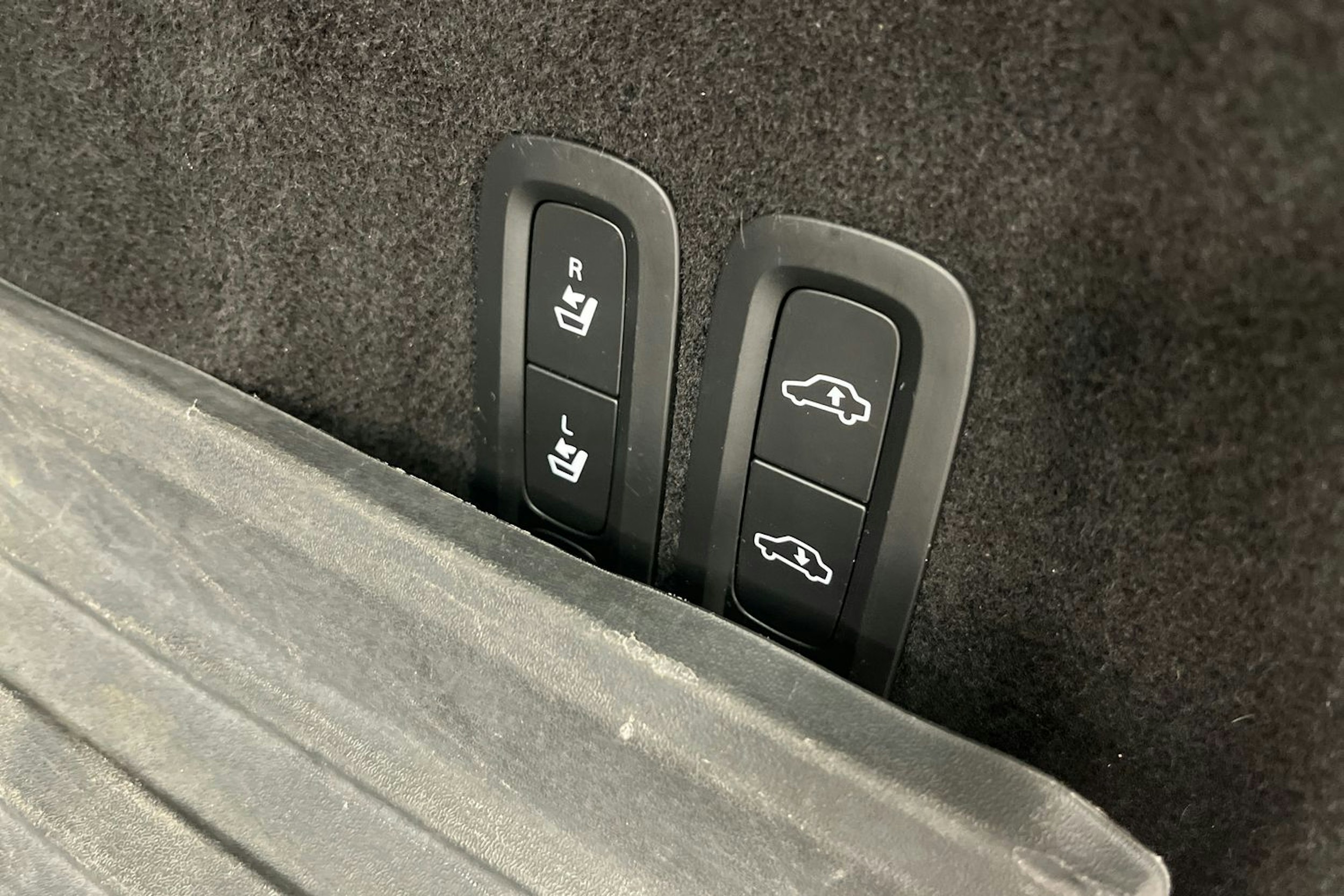 Musta Volvo XC60 2018 kuva 34.