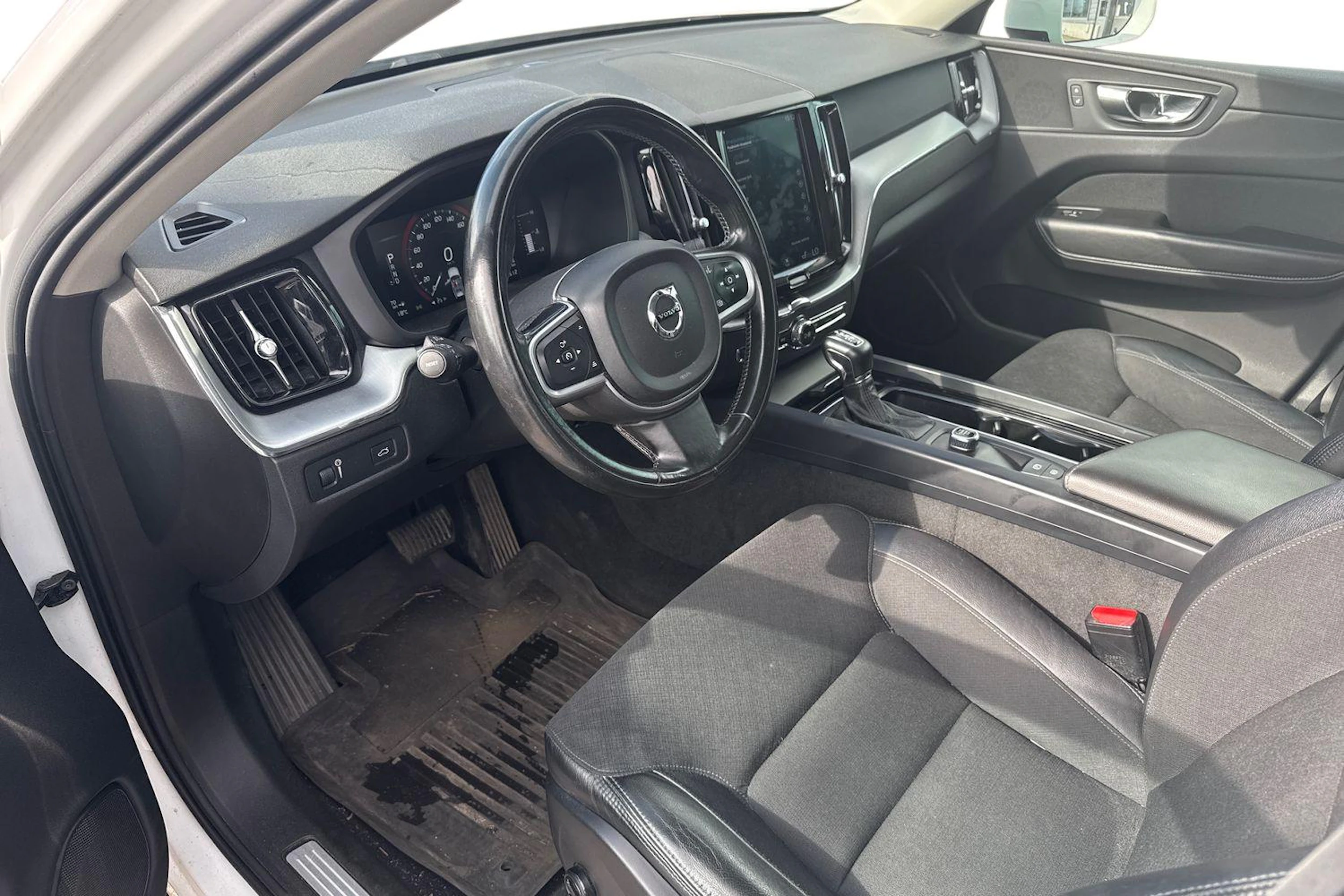 Valkoinen Volvo XC60 2018 kuva 3.