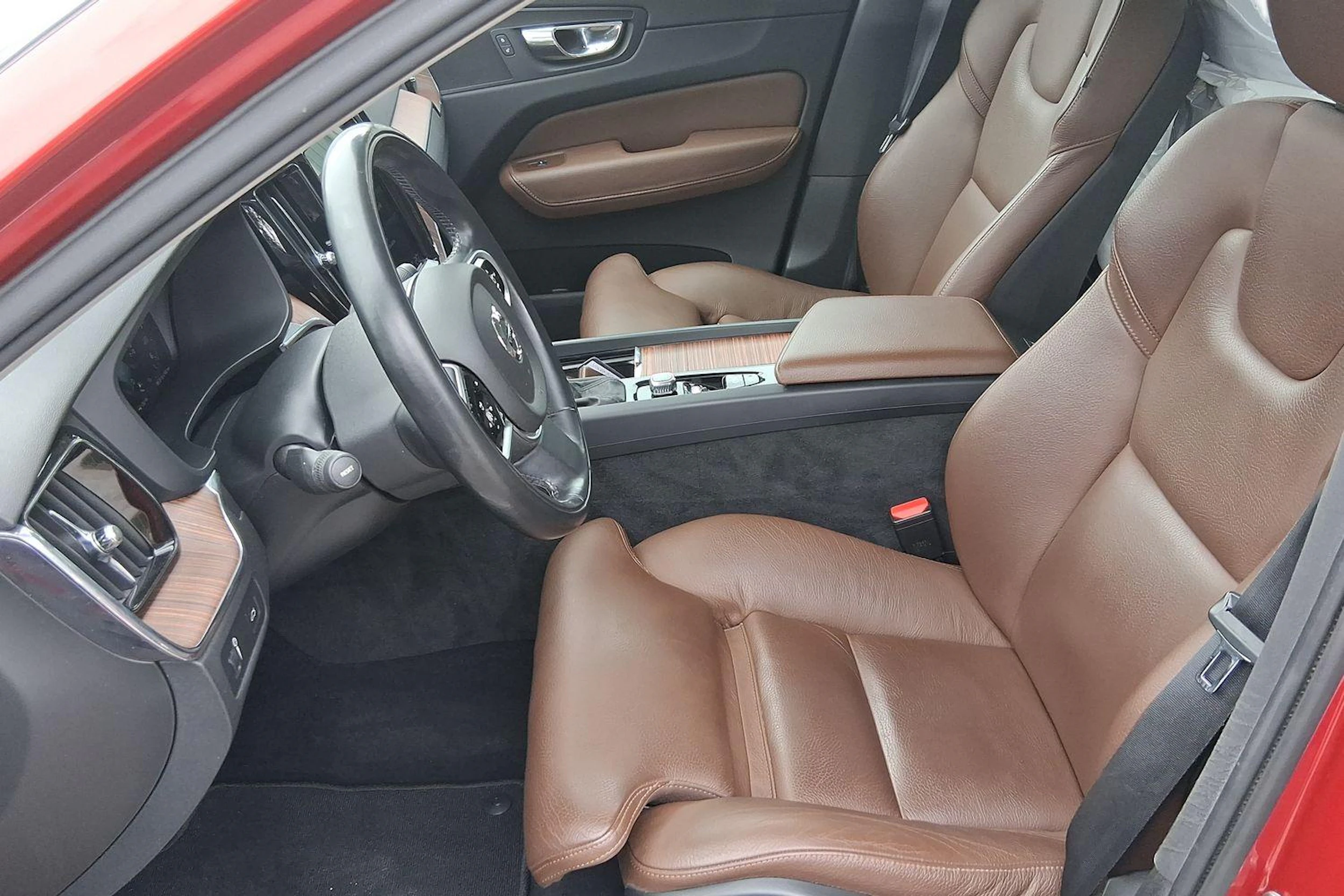 punainen Volvo XC60 2018 kuva 7.