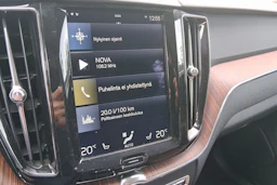 punainen Volvo XC60 2018 kuva 14.