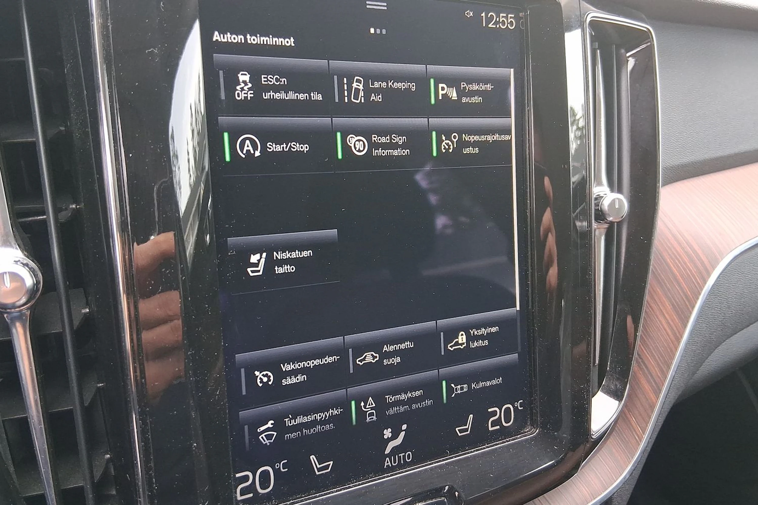 punainen Volvo XC60 2018 kuva 15.