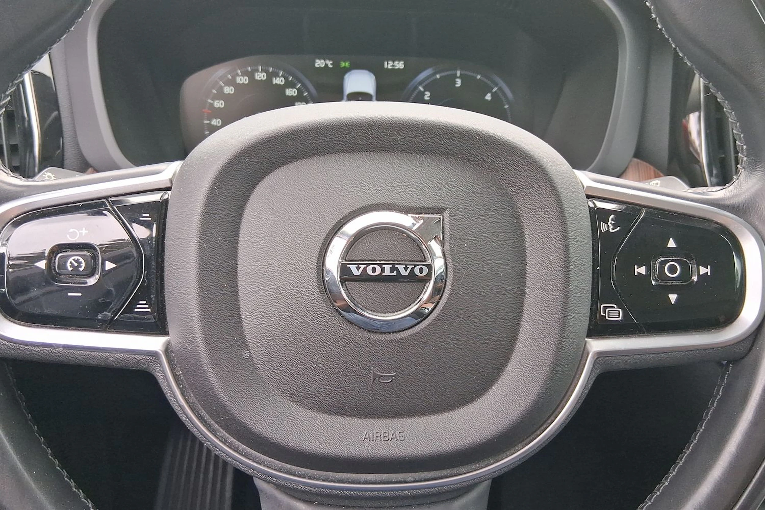 punainen Volvo XC60 2018 kuva 16.