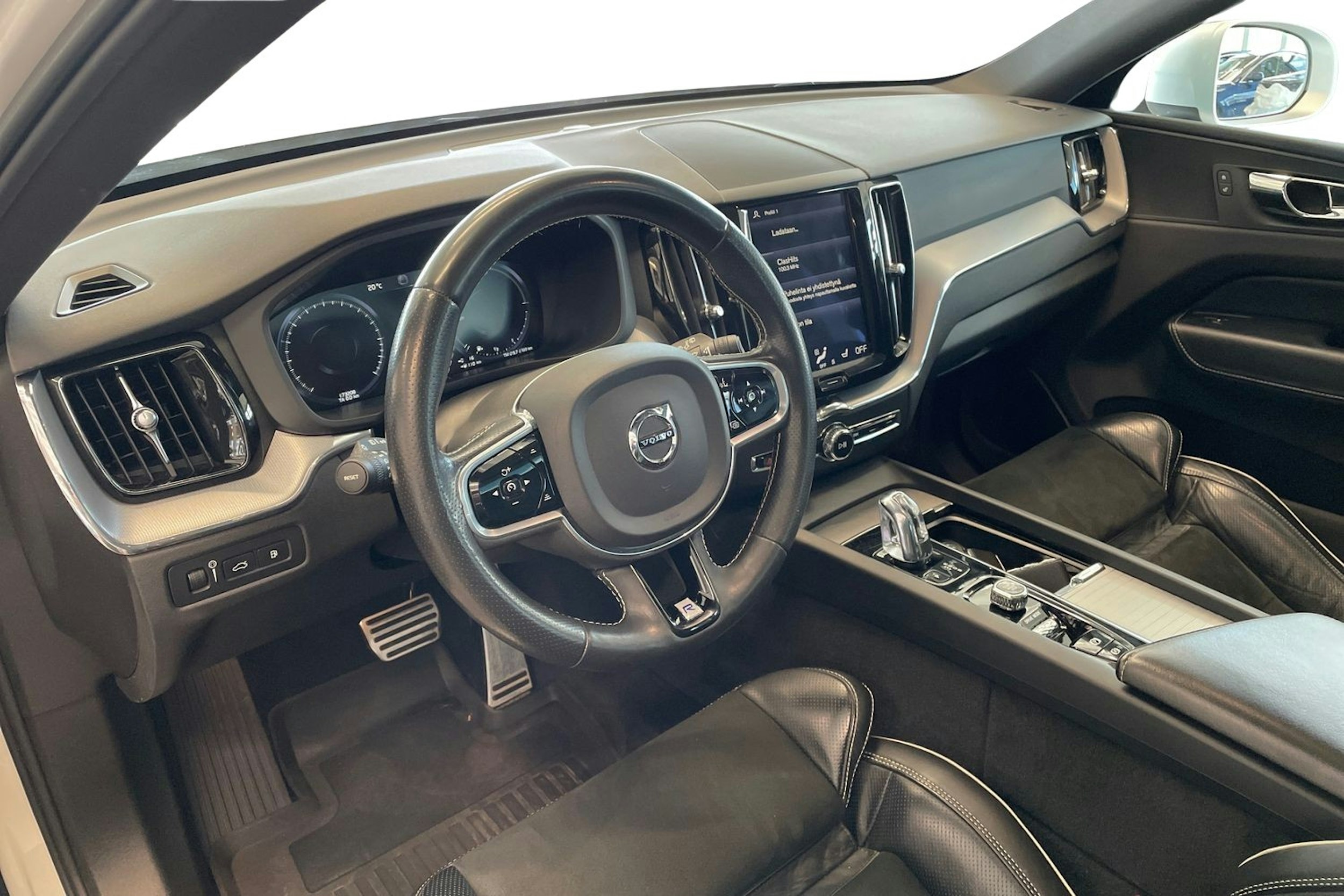 valkoinen Volvo XC60 2018 kuva 7.