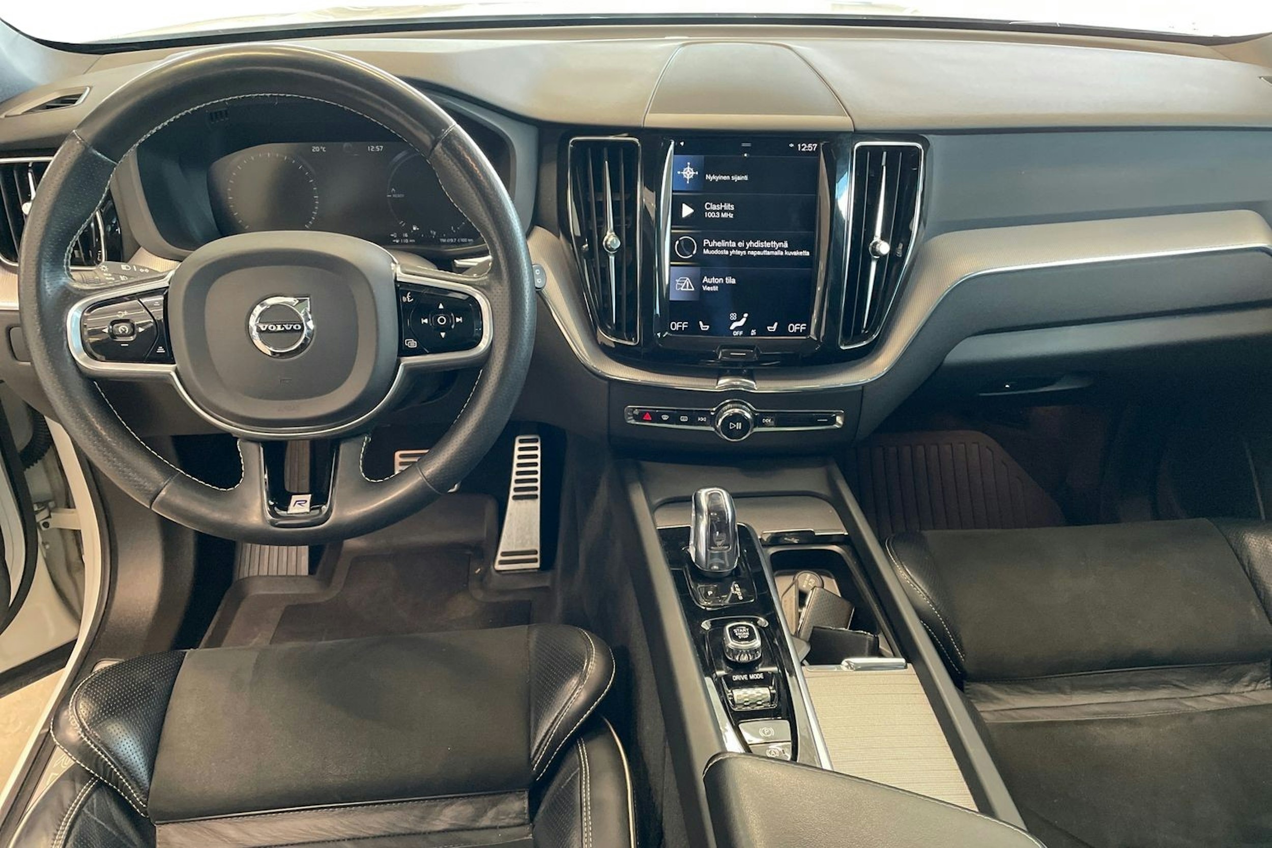 valkoinen Volvo XC60 2018 kuva 9.