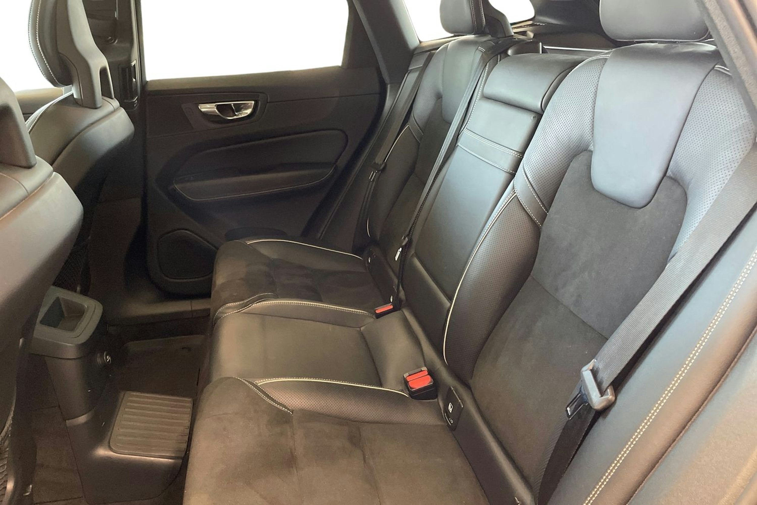 valkoinen Volvo XC60 2018 kuva 10.