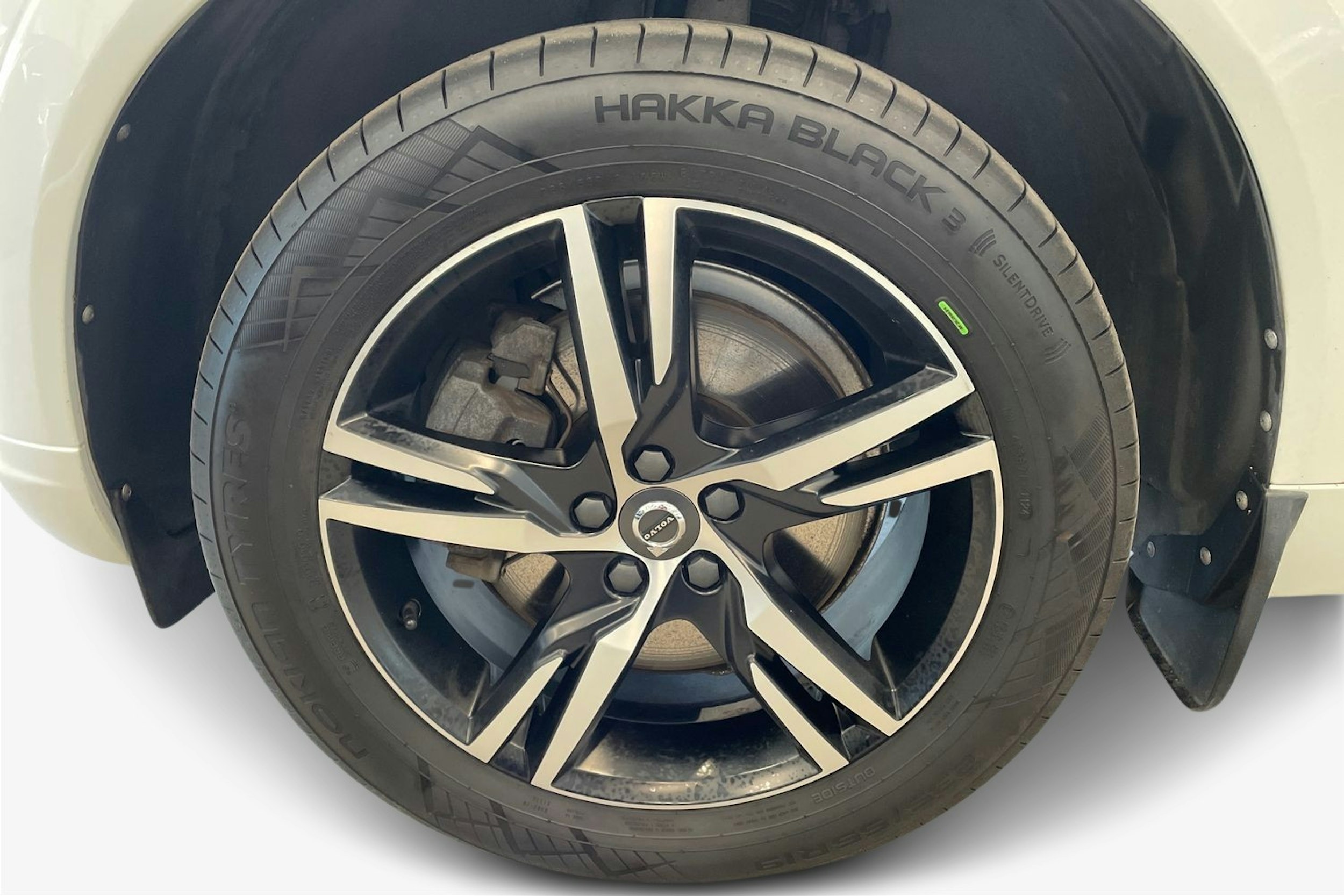 valkoinen Volvo XC60 2018 kuva 11.