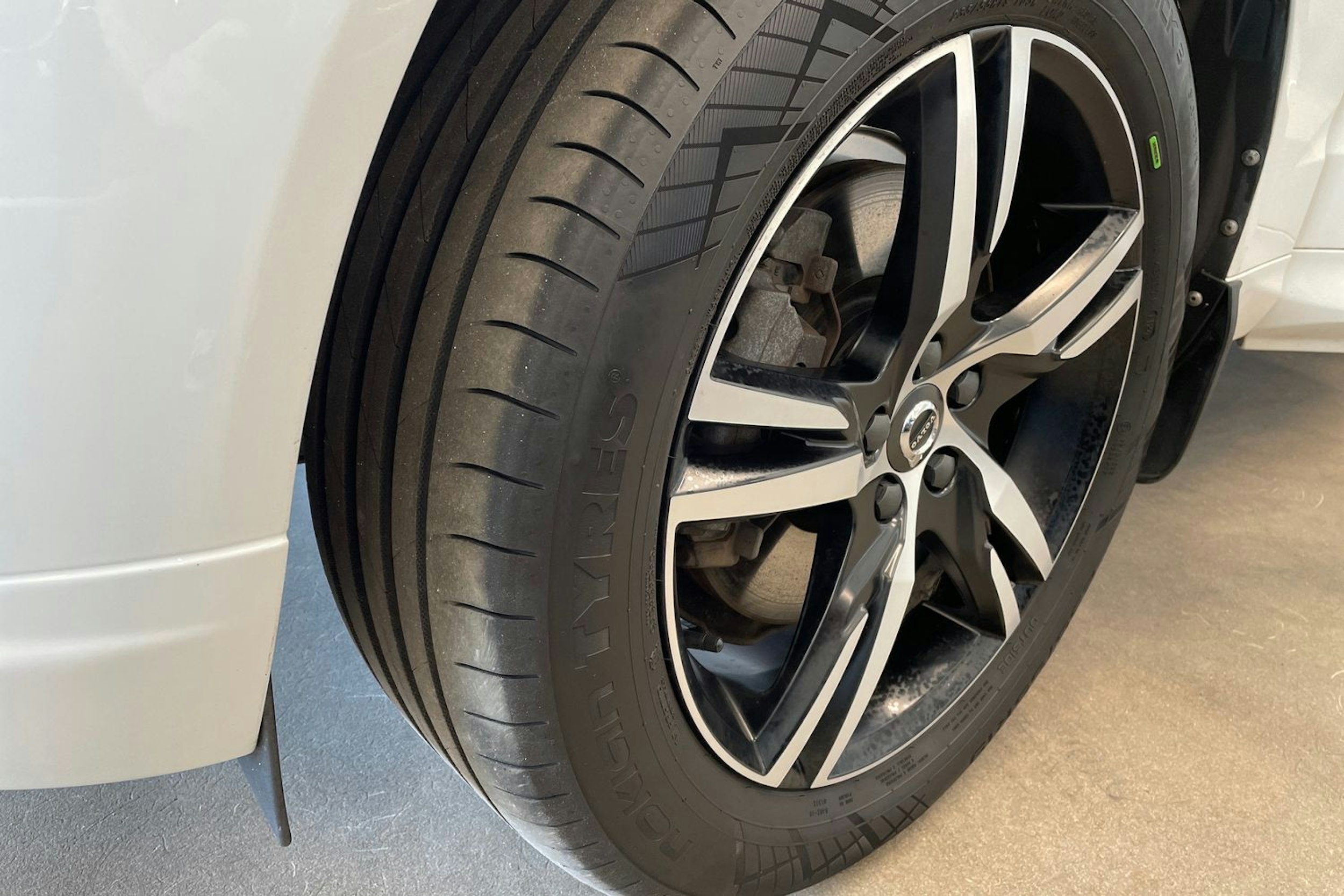 valkoinen Volvo XC60 2018 kuva 13.