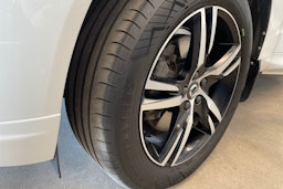 valkoinen Volvo XC60 2018 kuva 13.