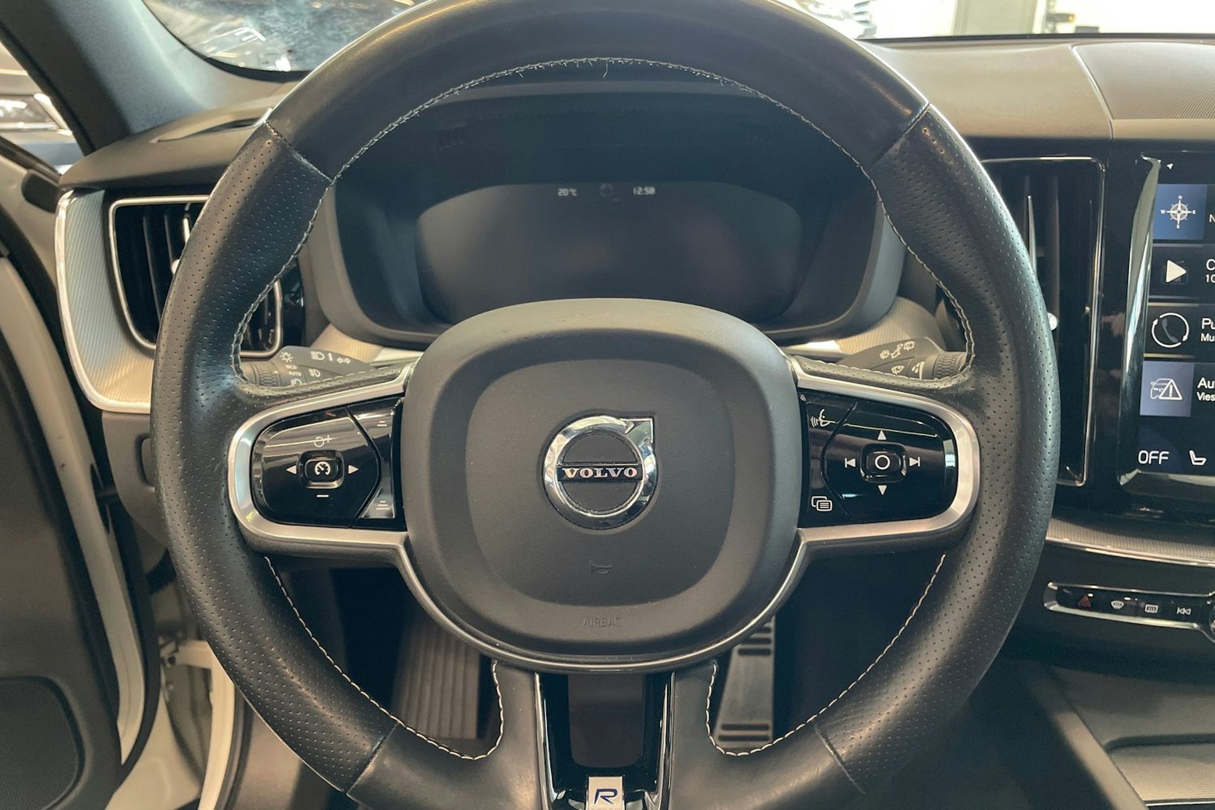 valkoinen Volvo XC60 2018 kuva 14.