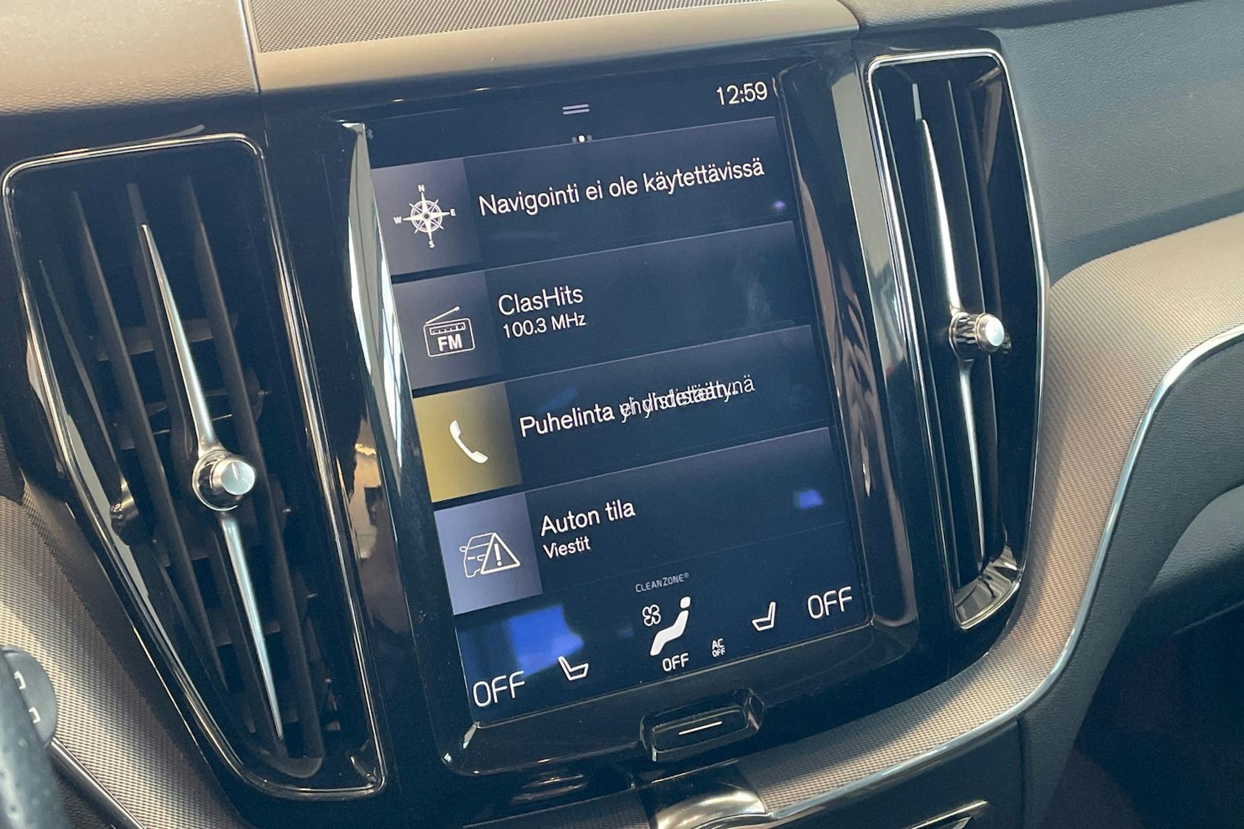 valkoinen Volvo XC60 2018 kuva 17.