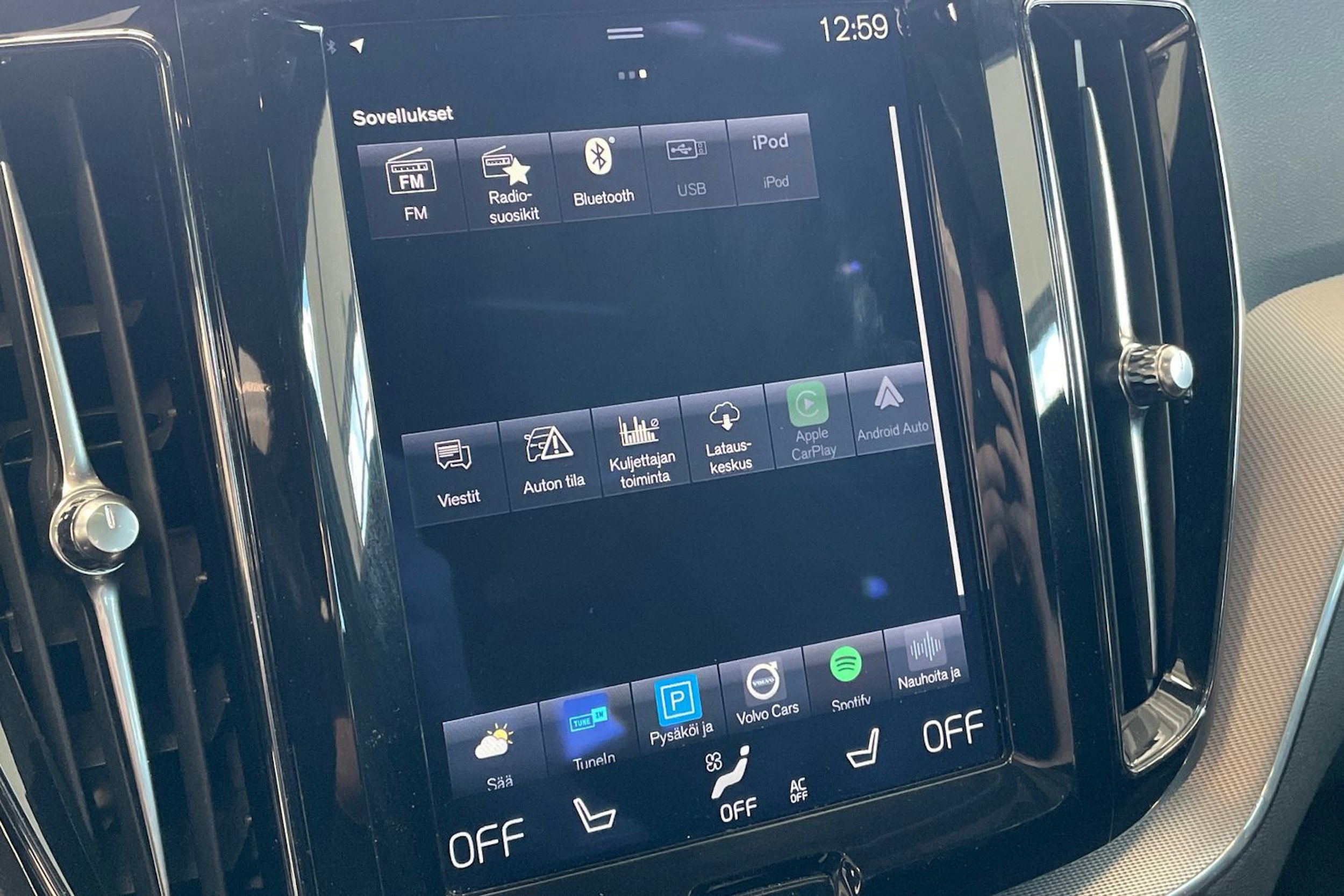 valkoinen Volvo XC60 2018 kuva 18.