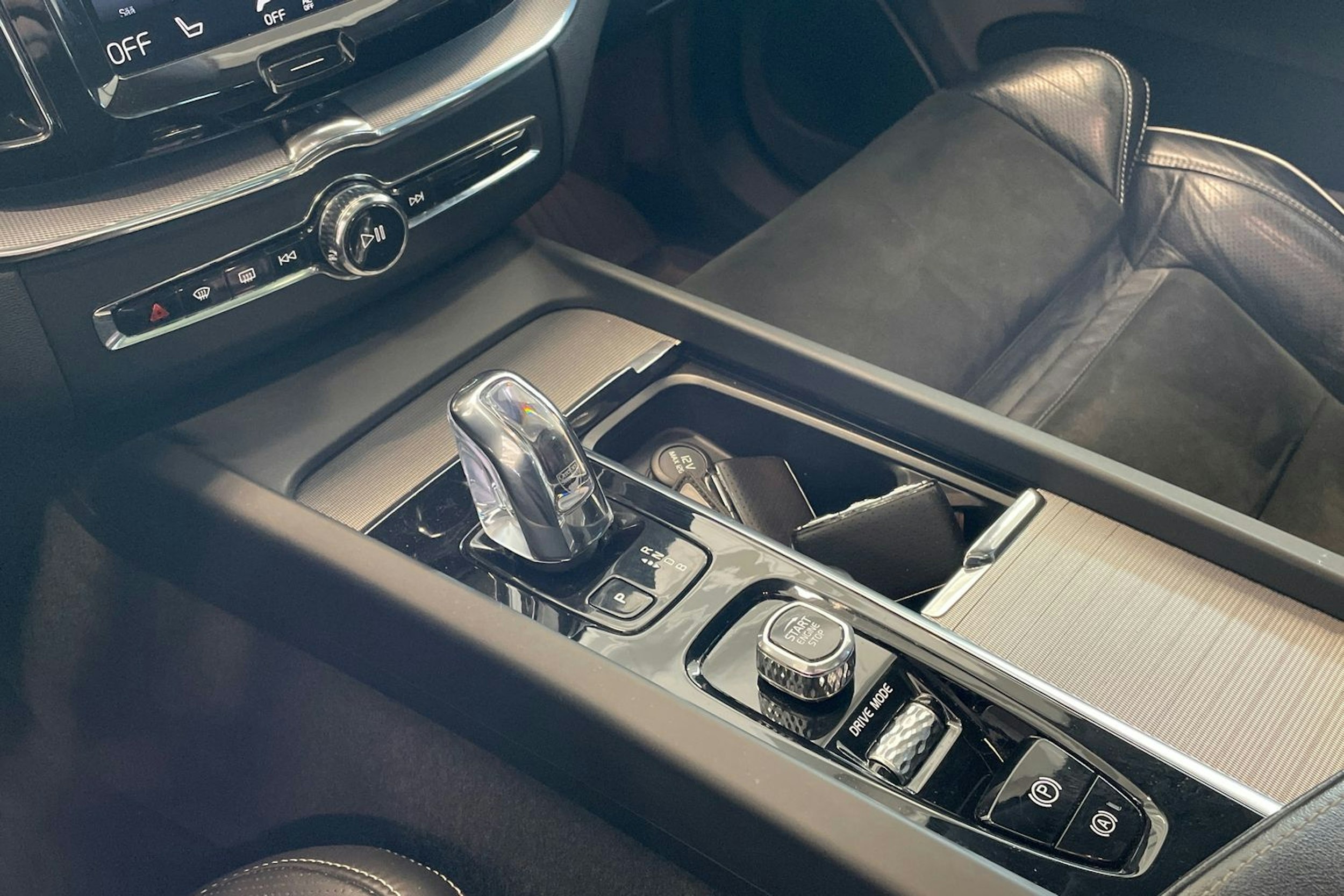 valkoinen Volvo XC60 2018 kuva 21.