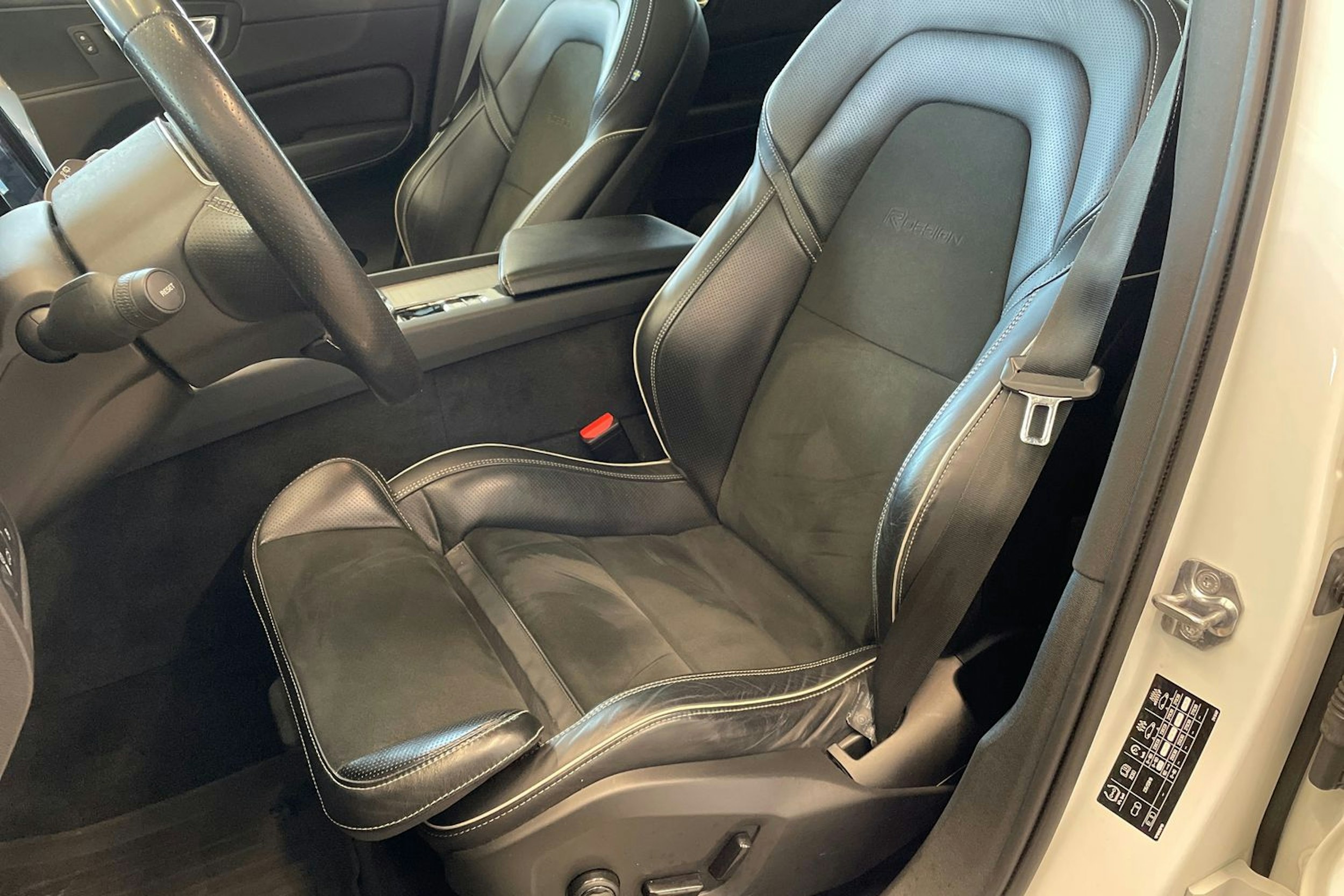 valkoinen Volvo XC60 2018 kuva 22.