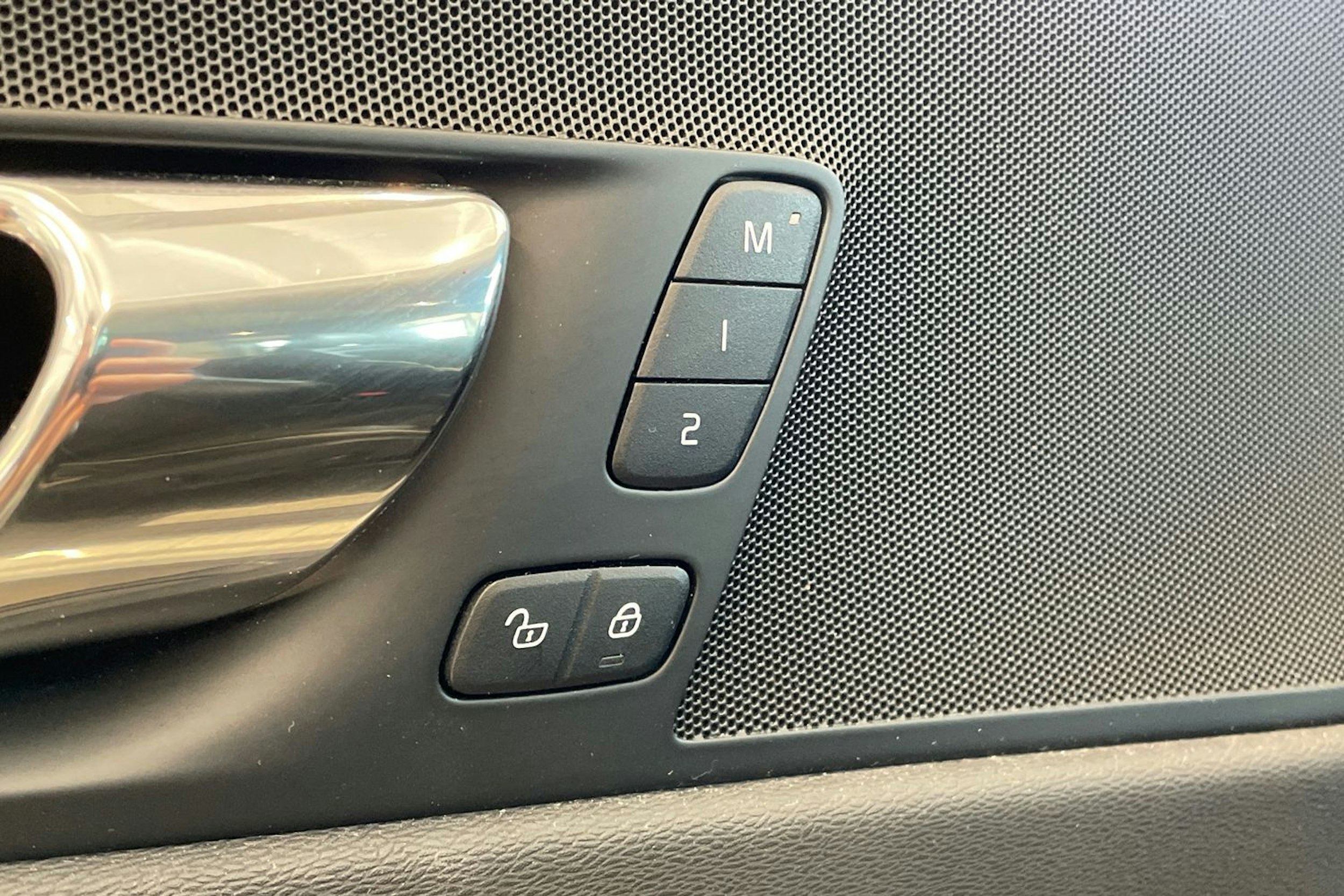 valkoinen Volvo XC60 2018 kuva 23.