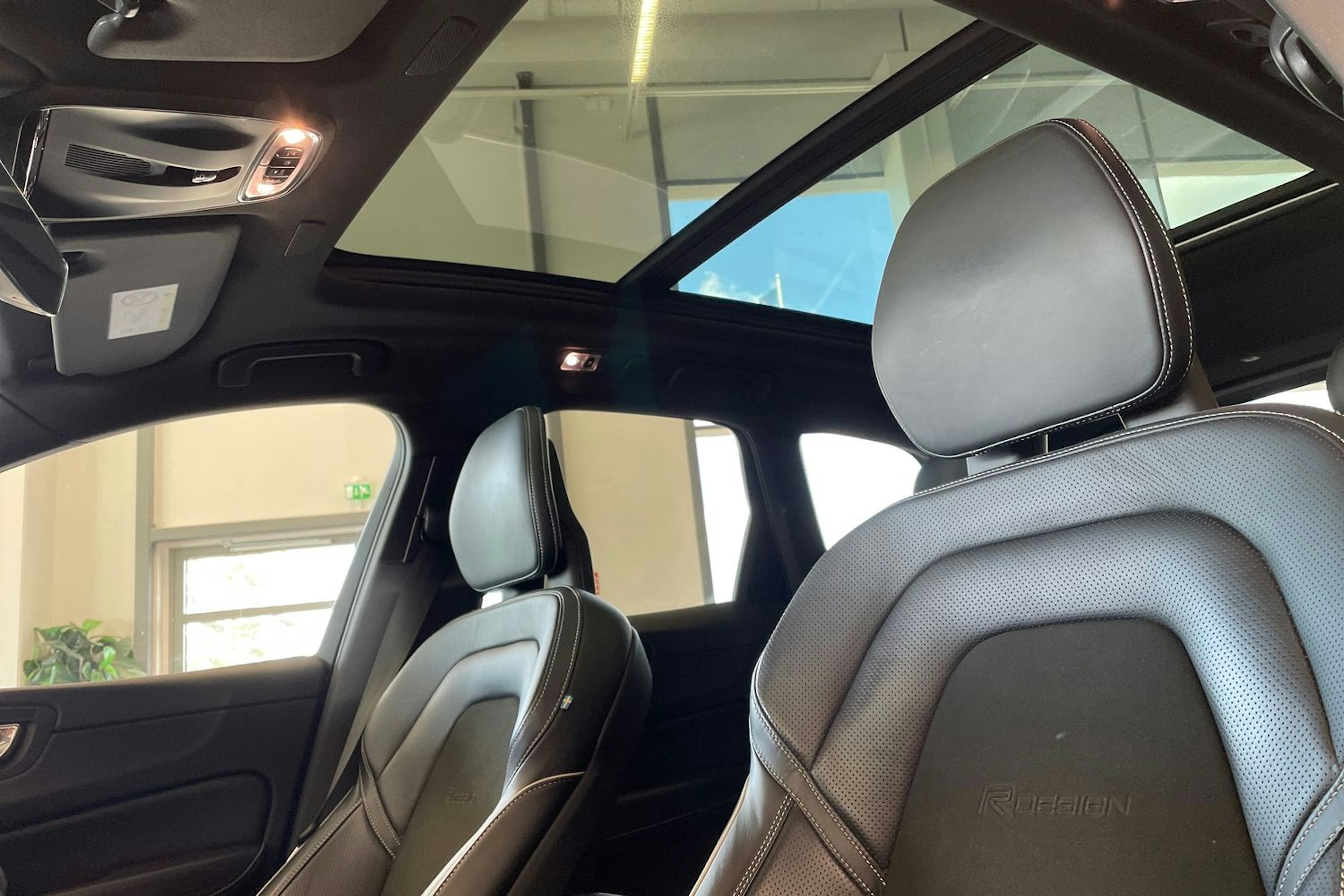 valkoinen Volvo XC60 2018 kuva 24.