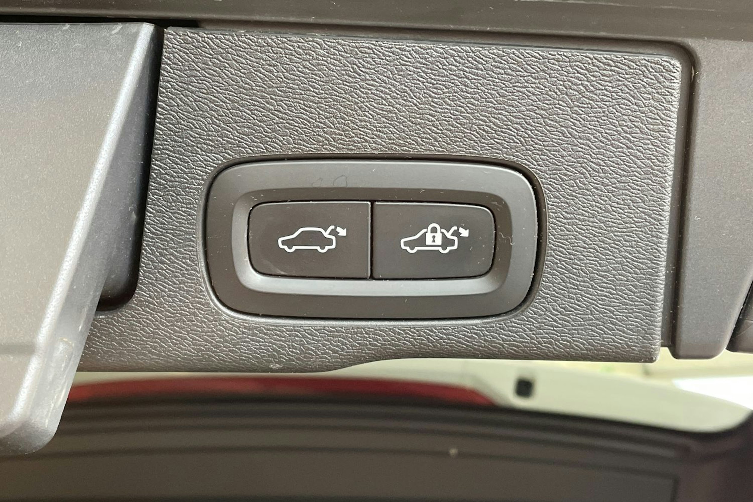 valkoinen Volvo XC60 2018 kuva 26.