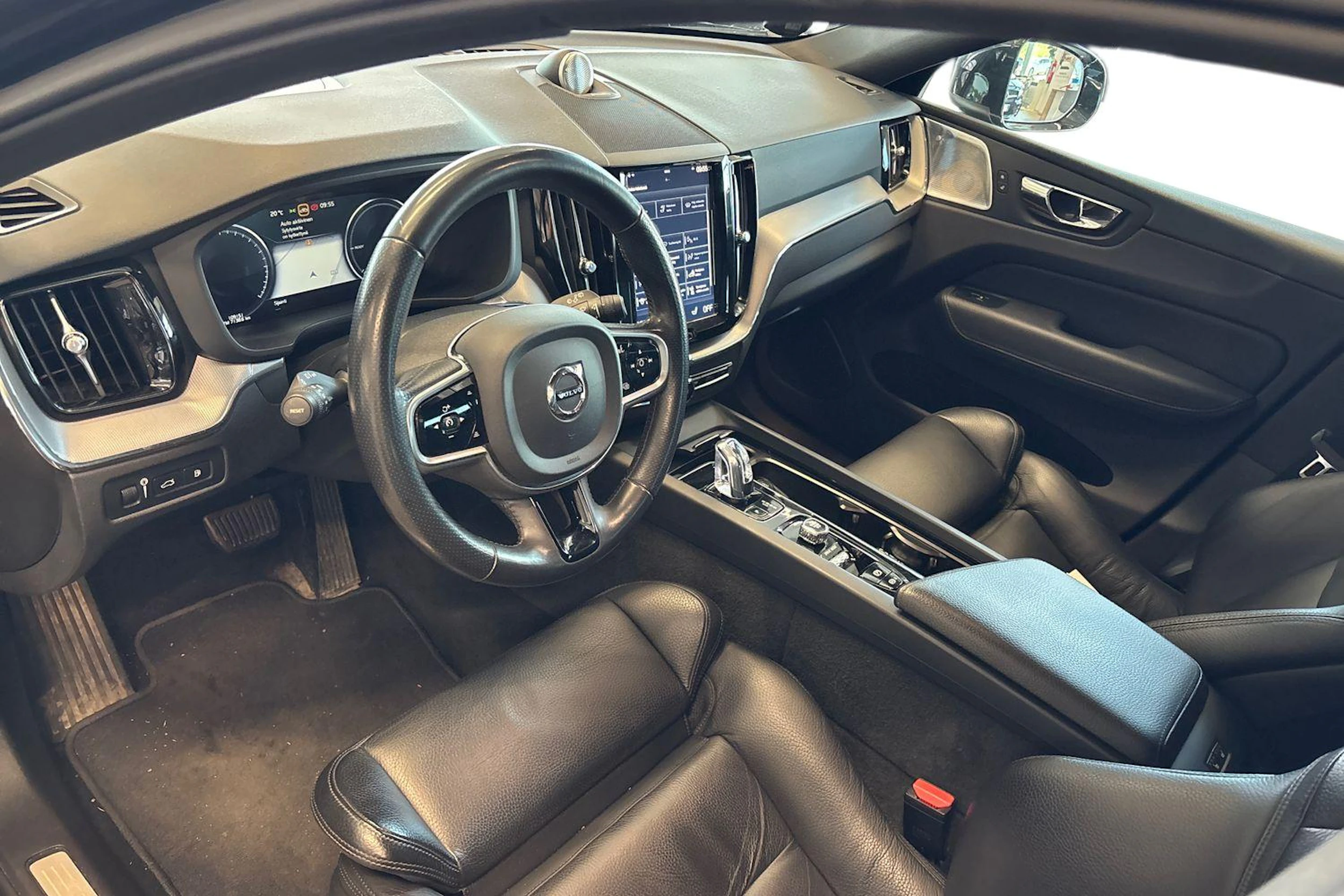 musta Volvo XC60 2018 kuva 3.