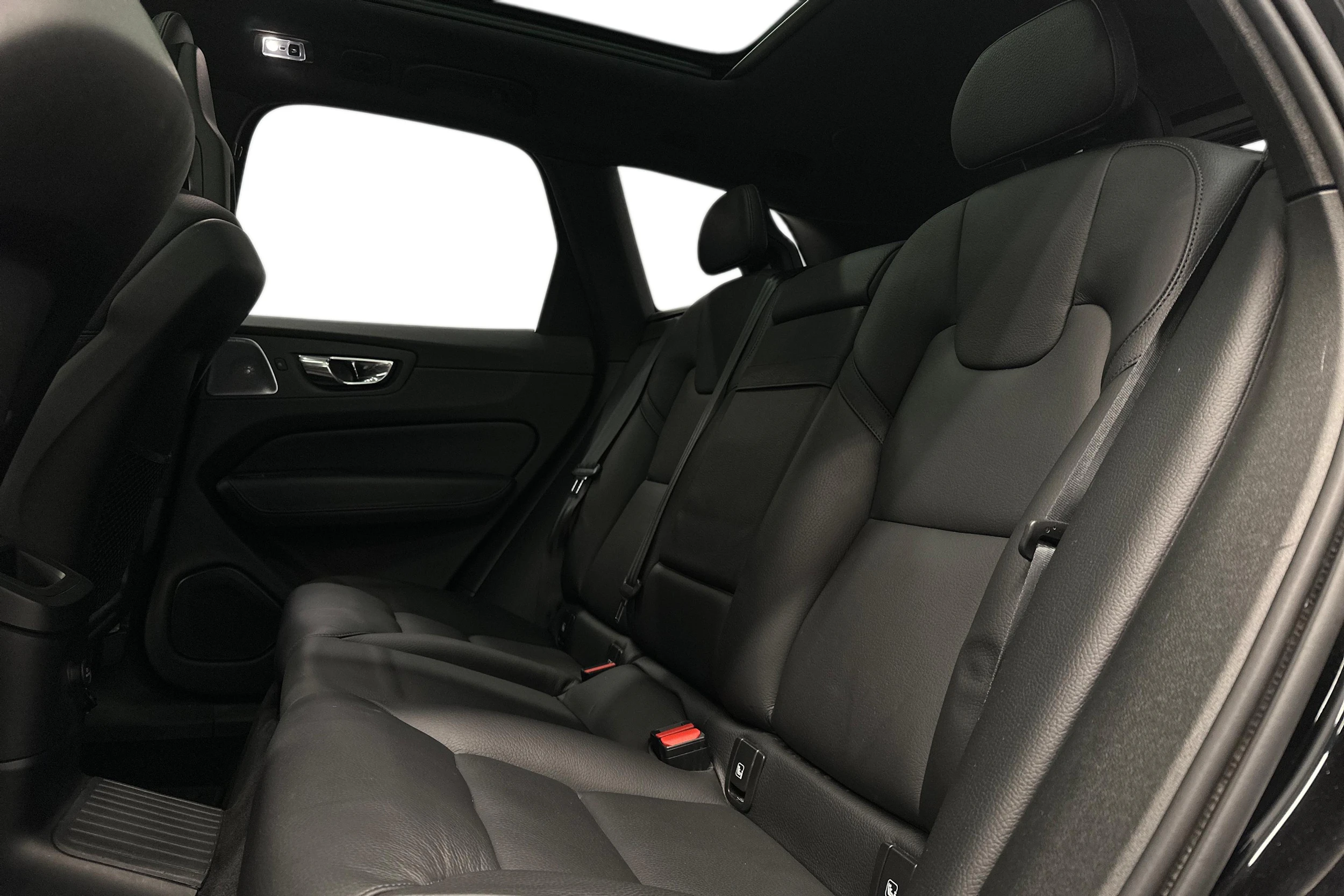 musta Volvo XC60 2018 kuva 11.