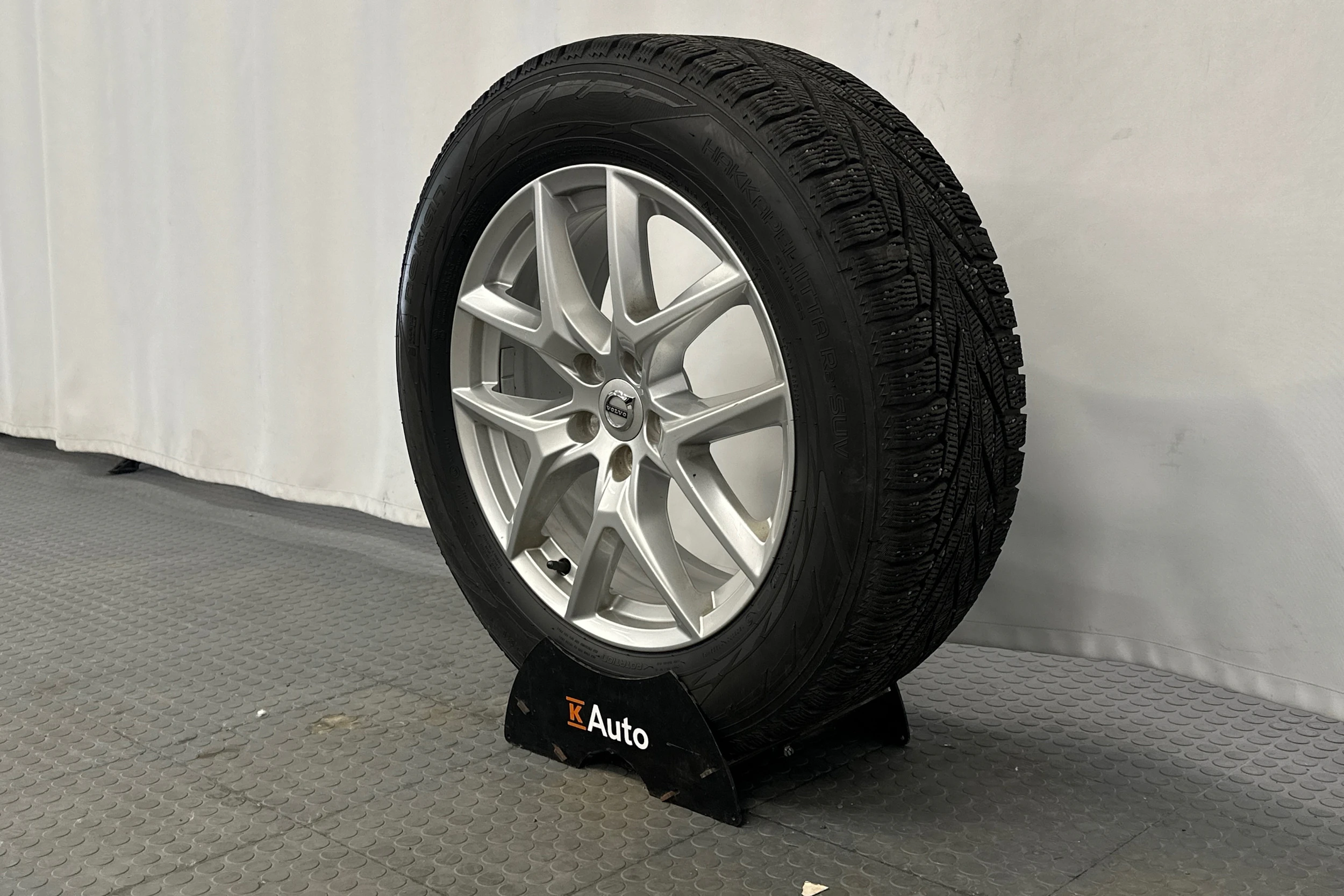 musta Volvo XC60 2018 kuva 13.