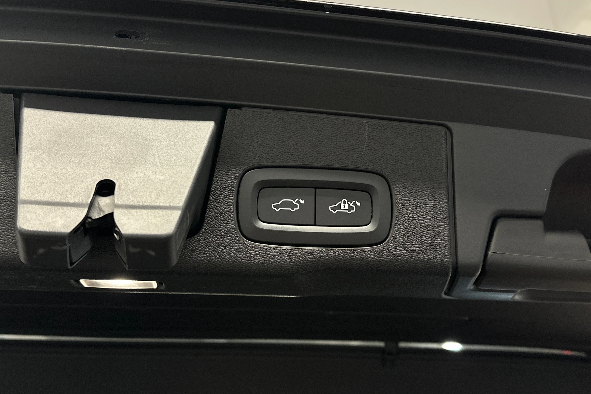 musta Volvo XC60 2018 kuva 16.