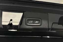 musta Volvo XC60 2018 kuva 16.