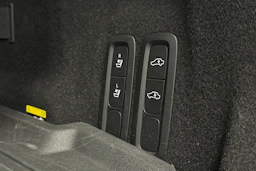 musta Volvo XC60 2018 kuva 18.