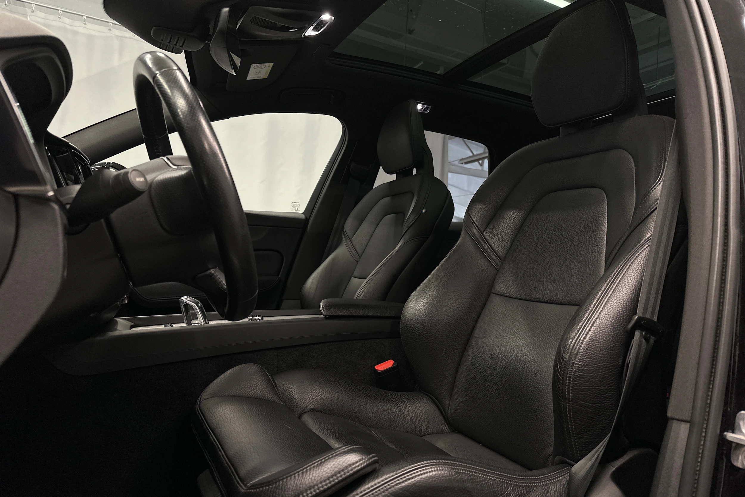 musta Volvo XC60 2018 kuva 19.