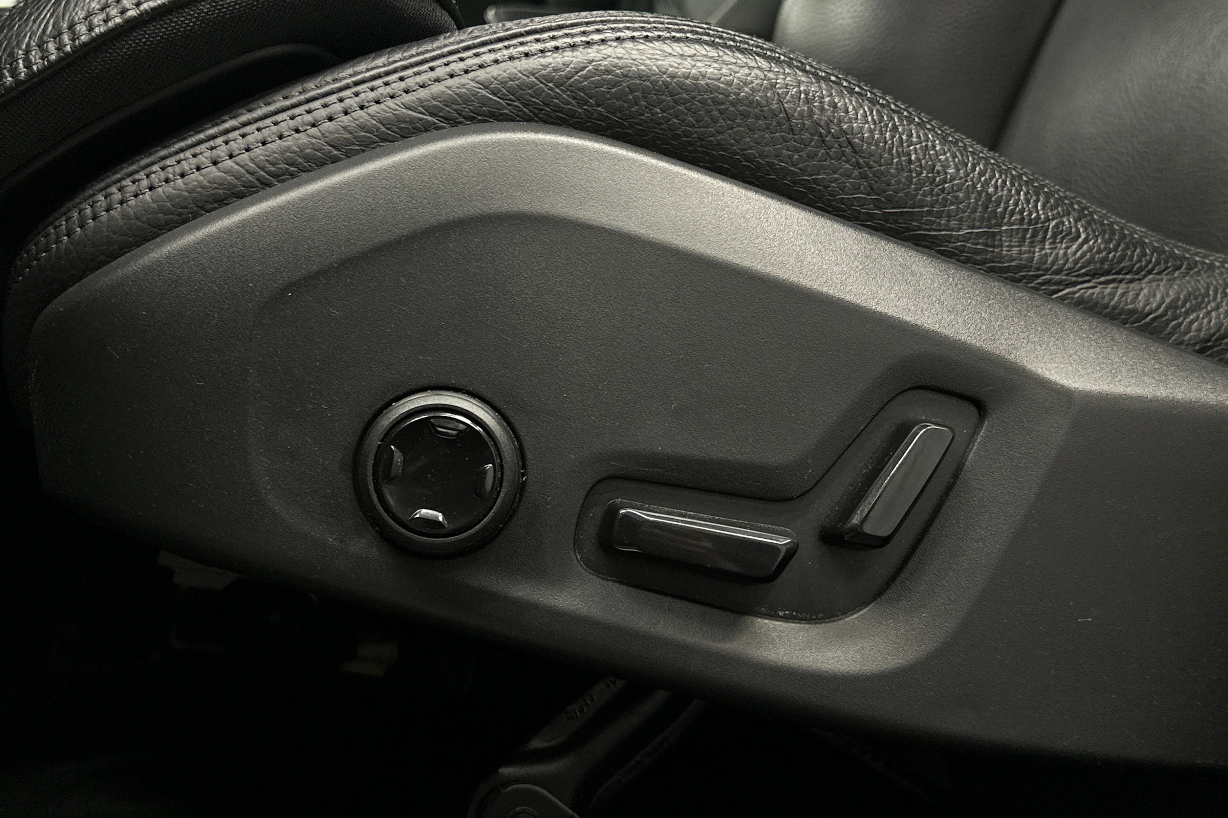 musta Volvo XC60 2018 kuva 20.