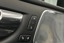 musta Volvo XC60 2018 kuva 21.