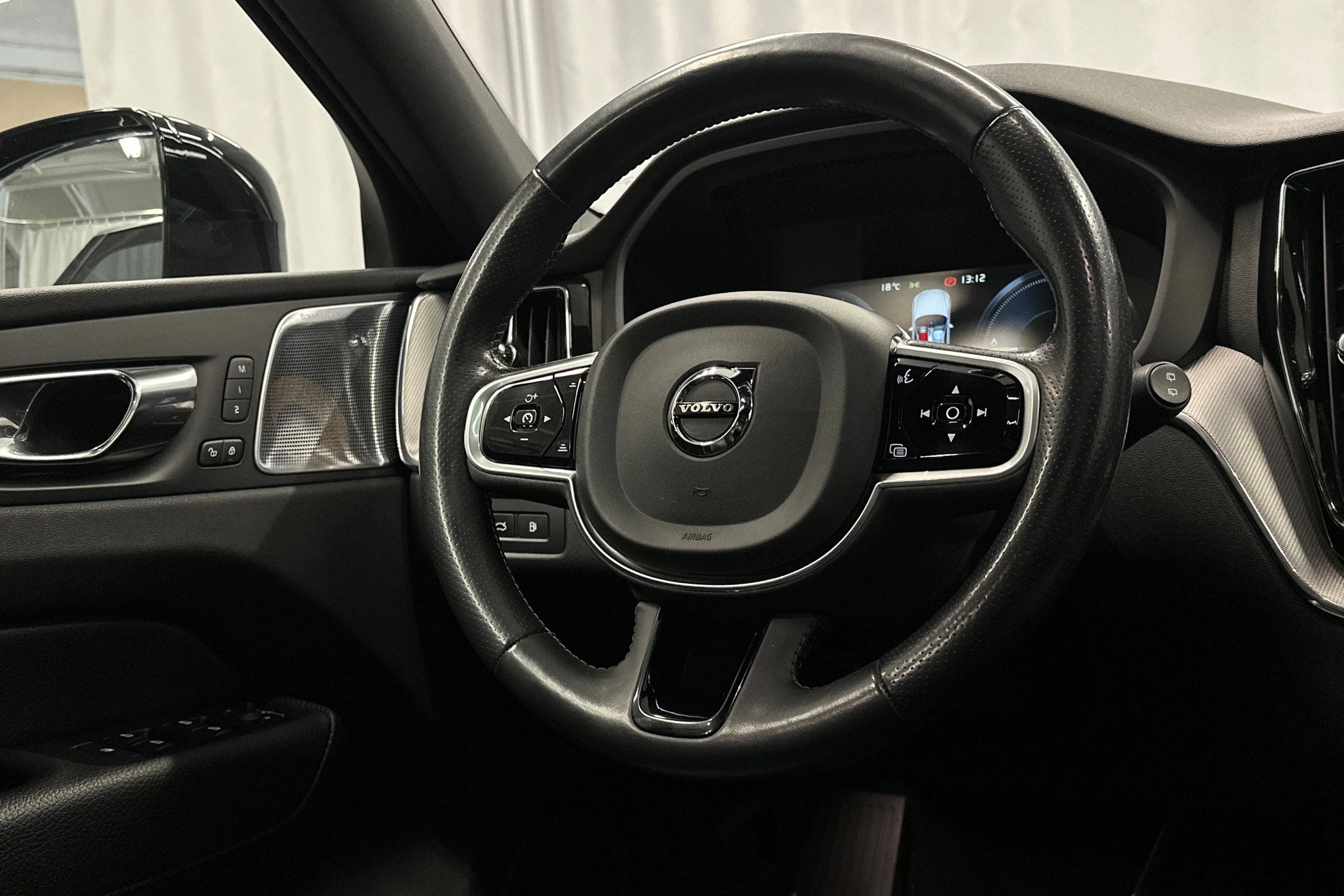 musta Volvo XC60 2018 kuva 22.