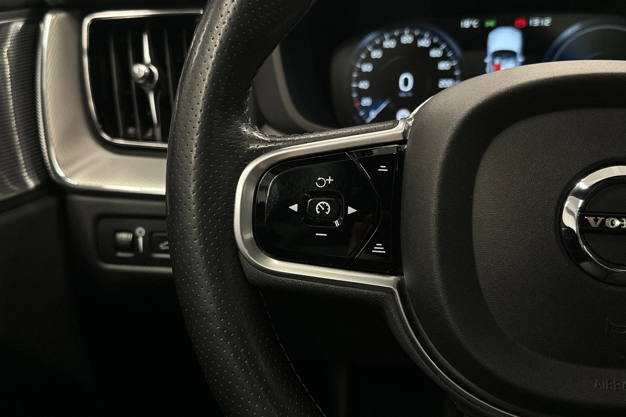 musta Volvo XC60 2018 kuva 23.