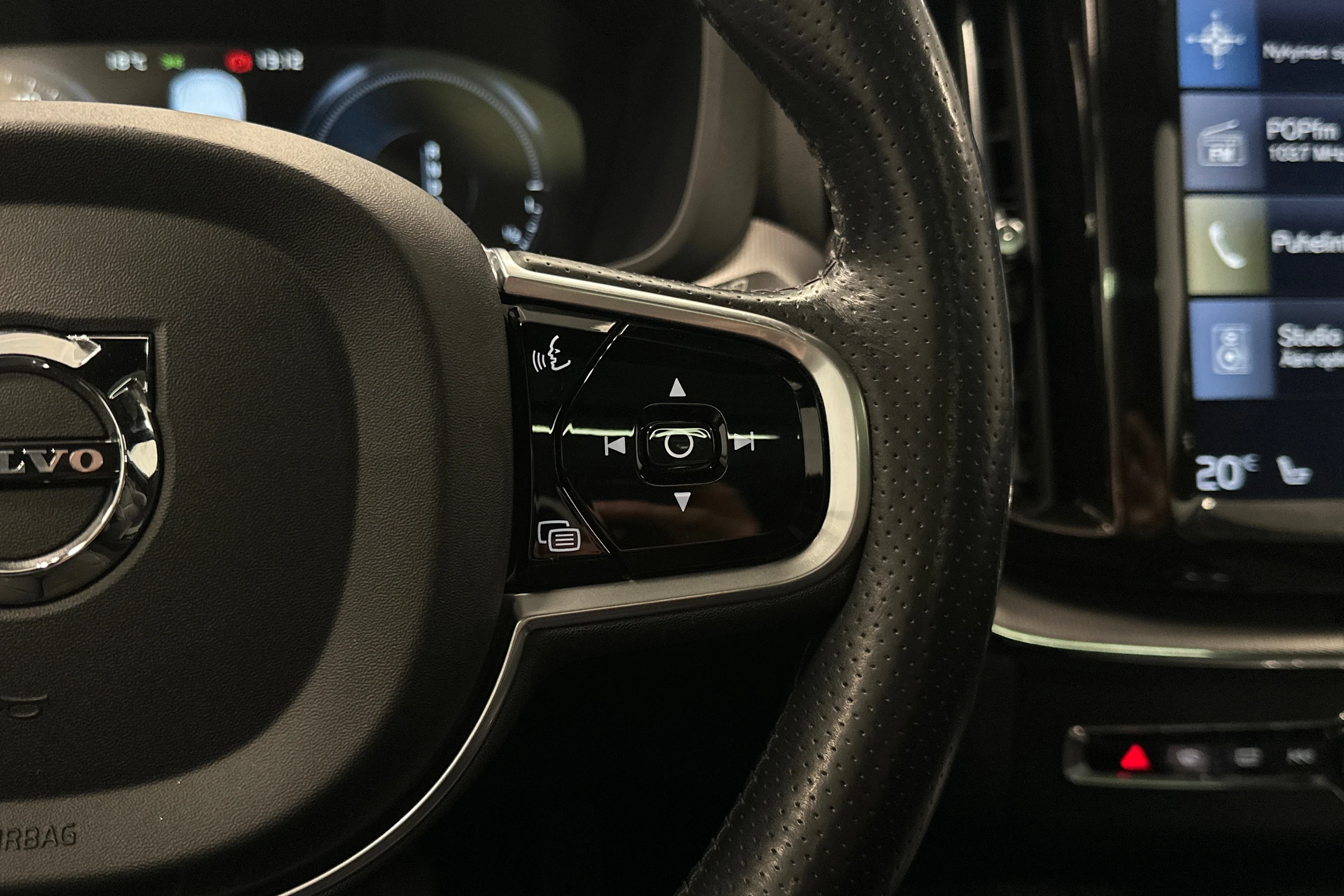 musta Volvo XC60 2018 kuva 24.