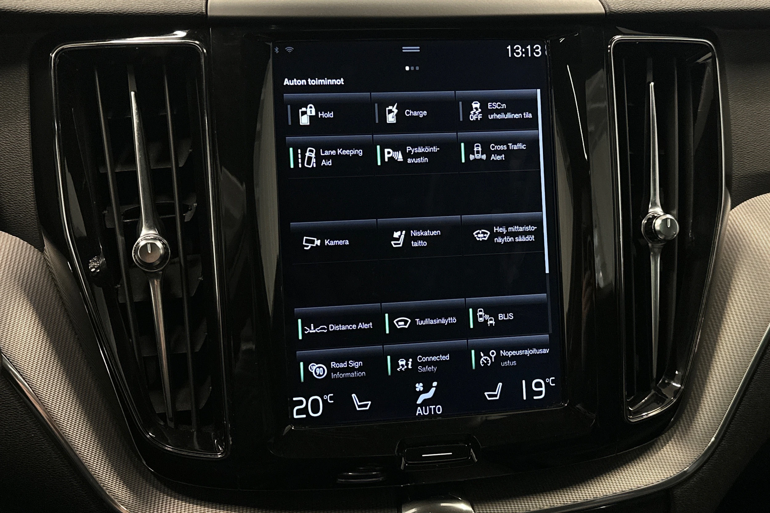 musta Volvo XC60 2018 kuva 26.
