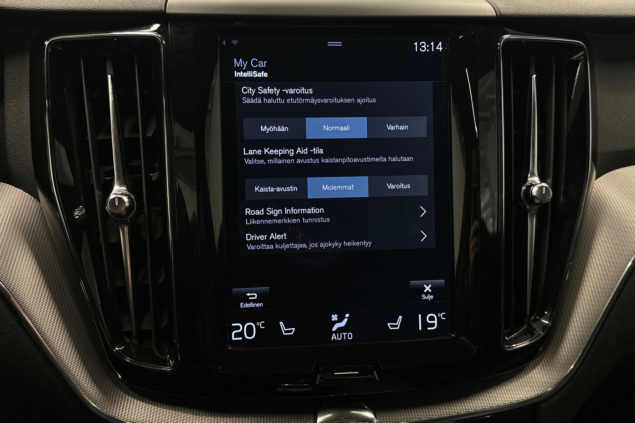 musta Volvo XC60 2018 kuva 30.