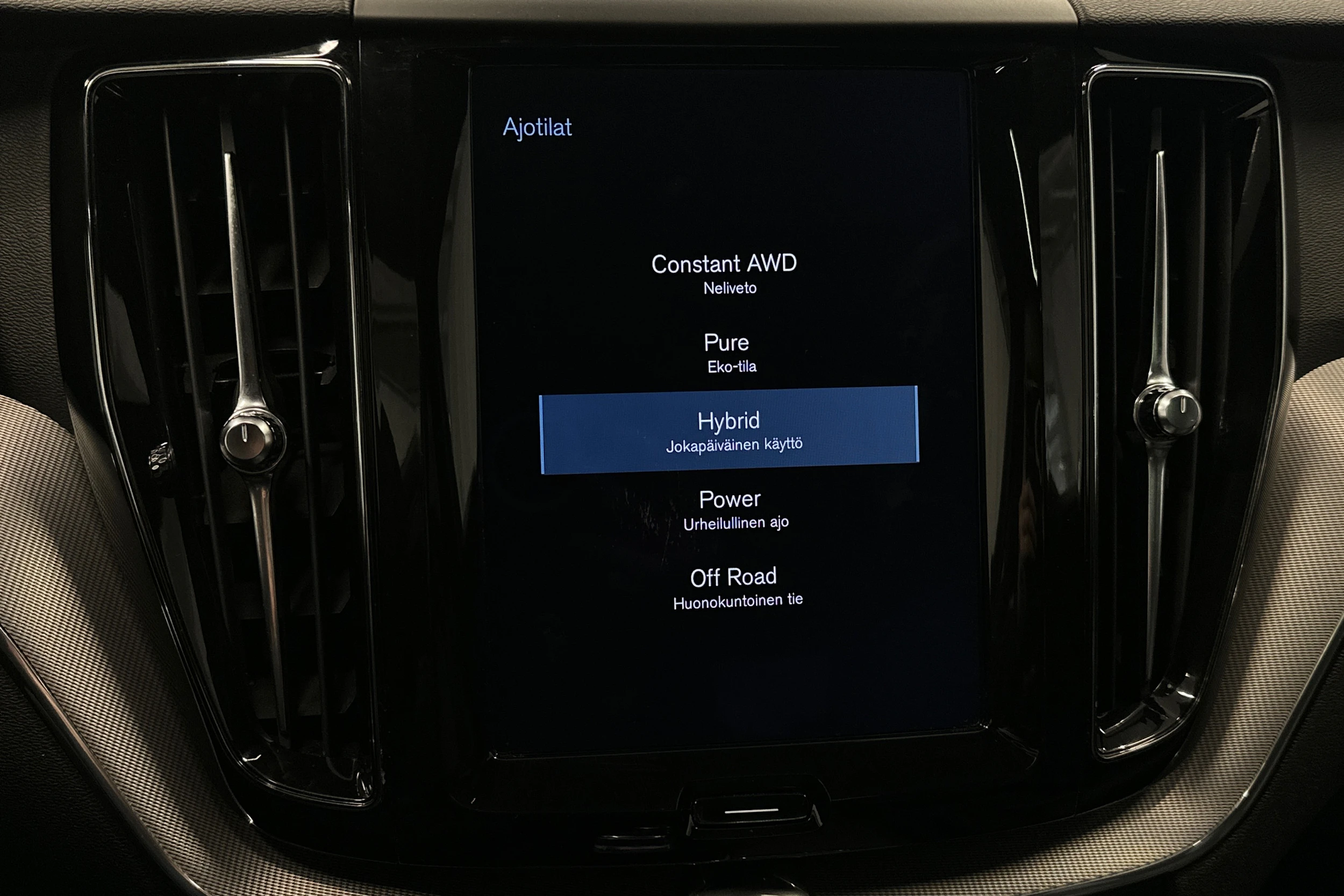 musta Volvo XC60 2018 kuva 31.
