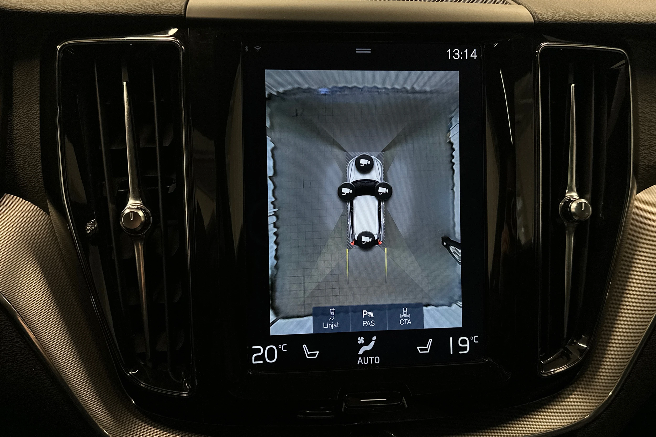 musta Volvo XC60 2018 kuva 32.
