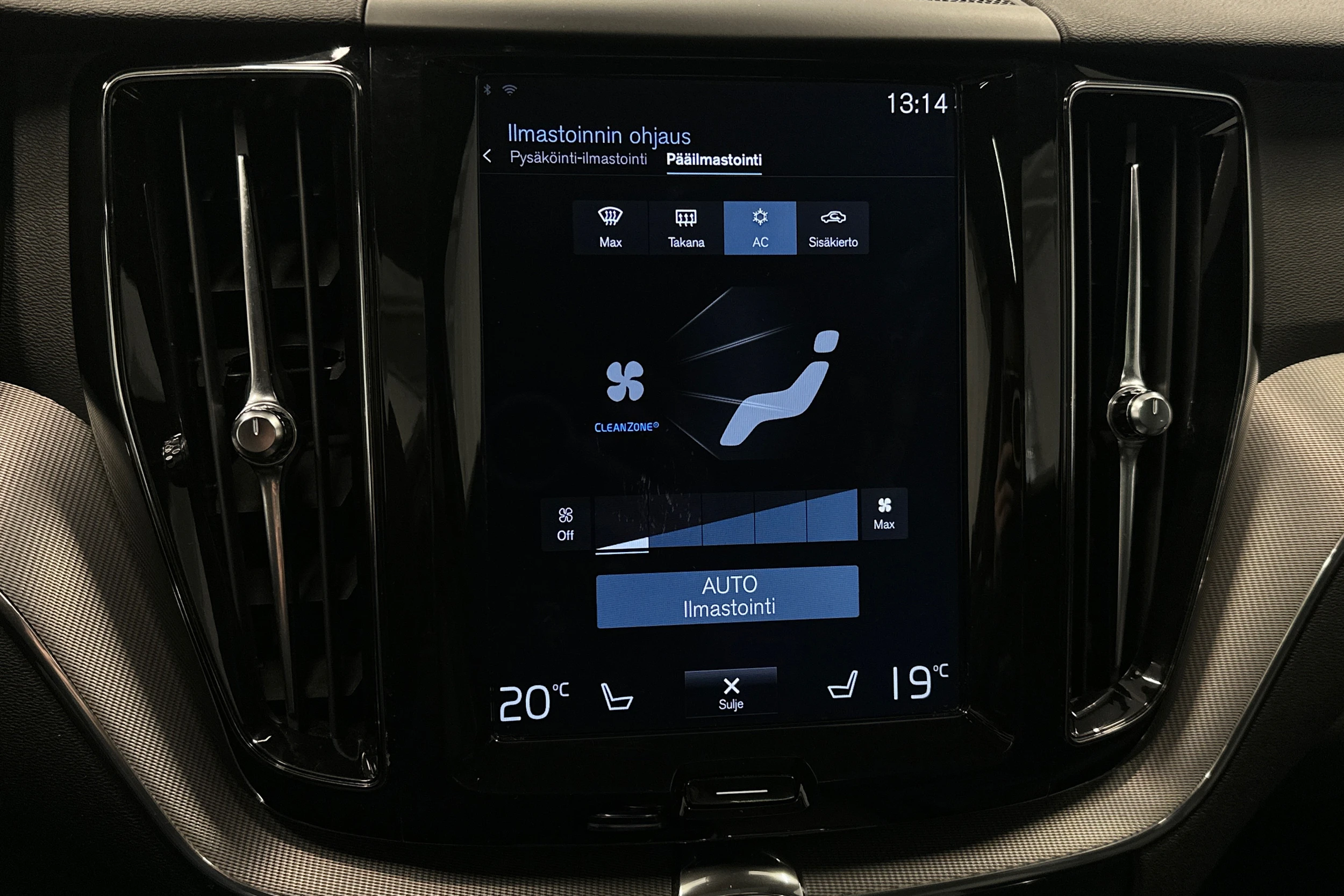 musta Volvo XC60 2018 kuva 33.